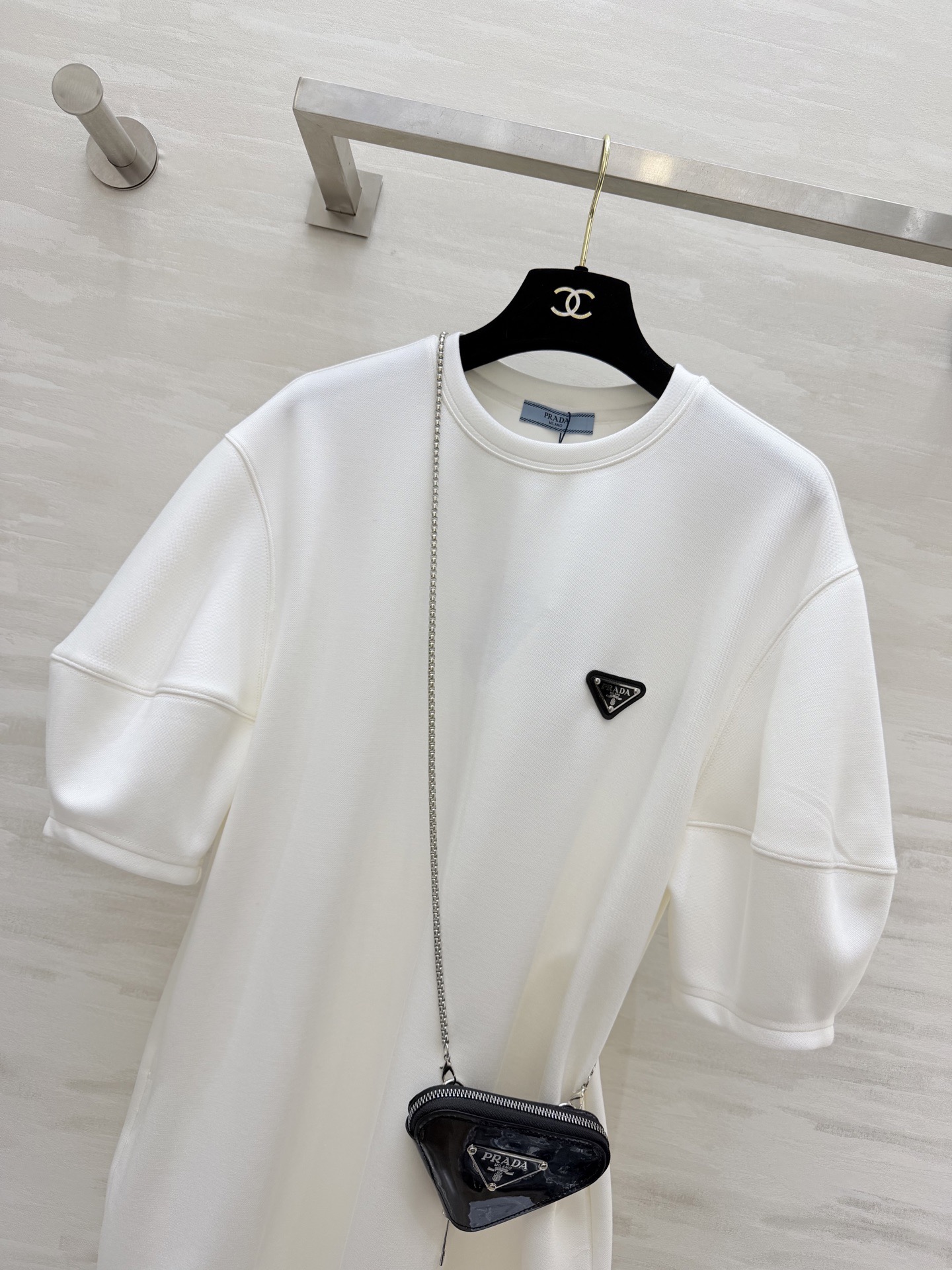 爆款#Prad♡²⁶春夏新款 普拉达三角标休闲连衣裙✔️简约又不简单风 搭配字母三角小包包 高级又精致 