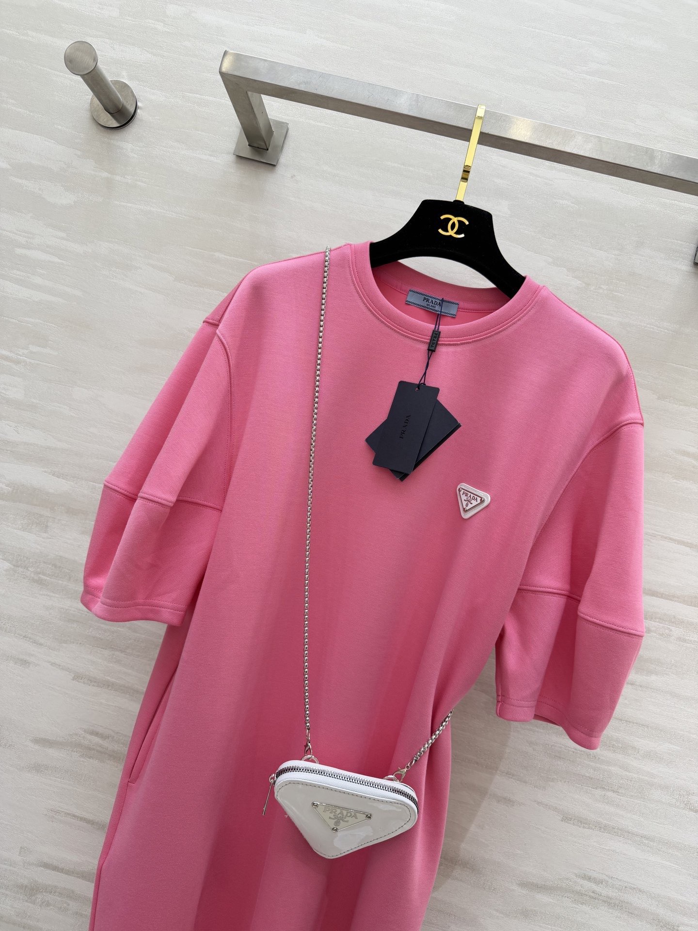 爆款#Prad♡²⁶春夏新款 普拉达三角标休闲连衣裙✔️简约又不简单风 搭配字母三角小包包 高级又精致 