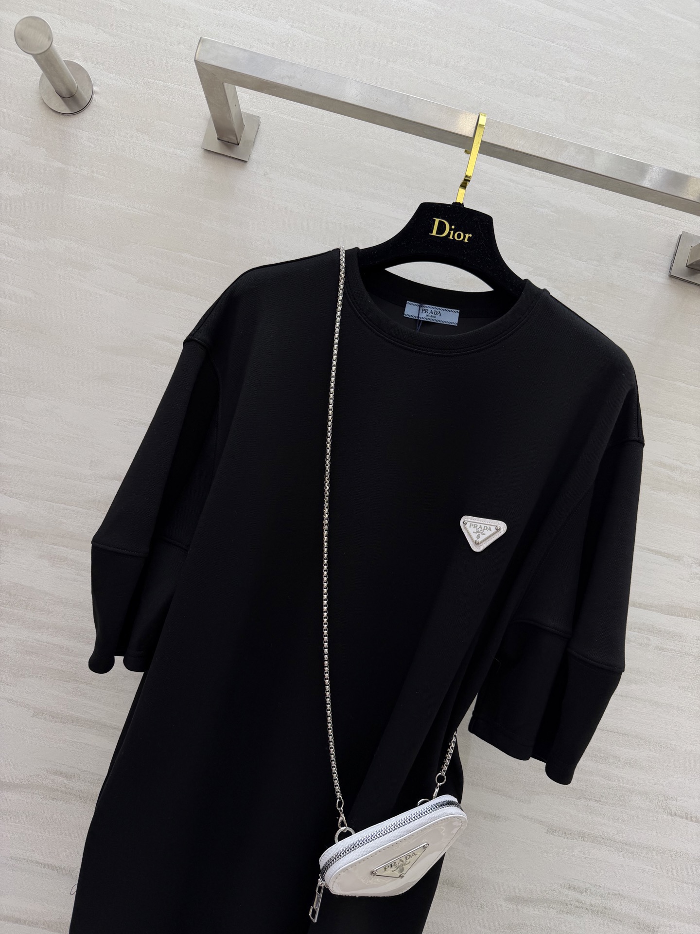 爆款#Prad♡²⁶春夏新款 普拉达三角标休闲连衣裙✔️简约又不简单风 搭配字母三角小包包 高级又精致 