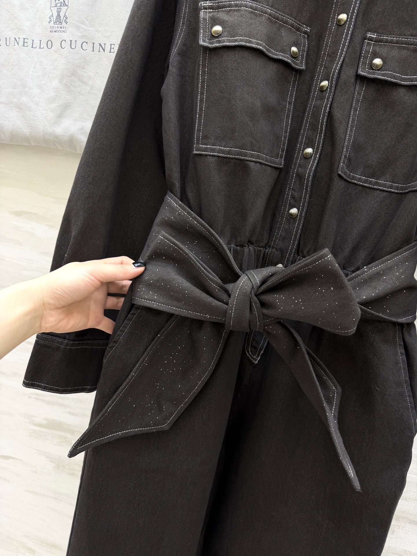 #BrunelloCucinell♡²⁶牛仔连衣裤 刚柔并济的优雅力量 这件不褪色牛仔连衣裤太爱了！精致