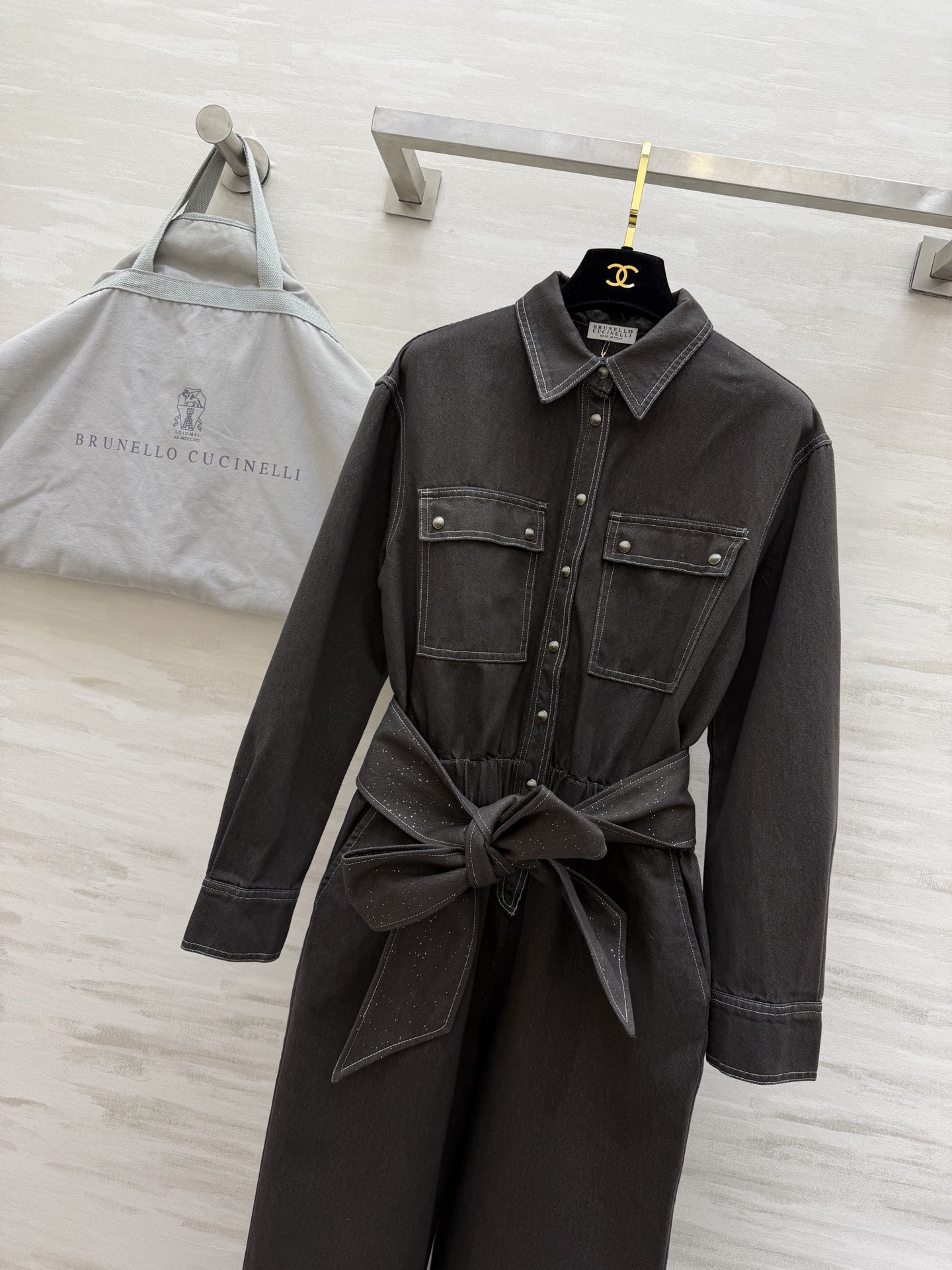 #BrunelloCucinell♡²⁶牛仔连衣裤 刚柔并济的优雅力量 这件不褪色牛仔连衣裤太爱了！精致