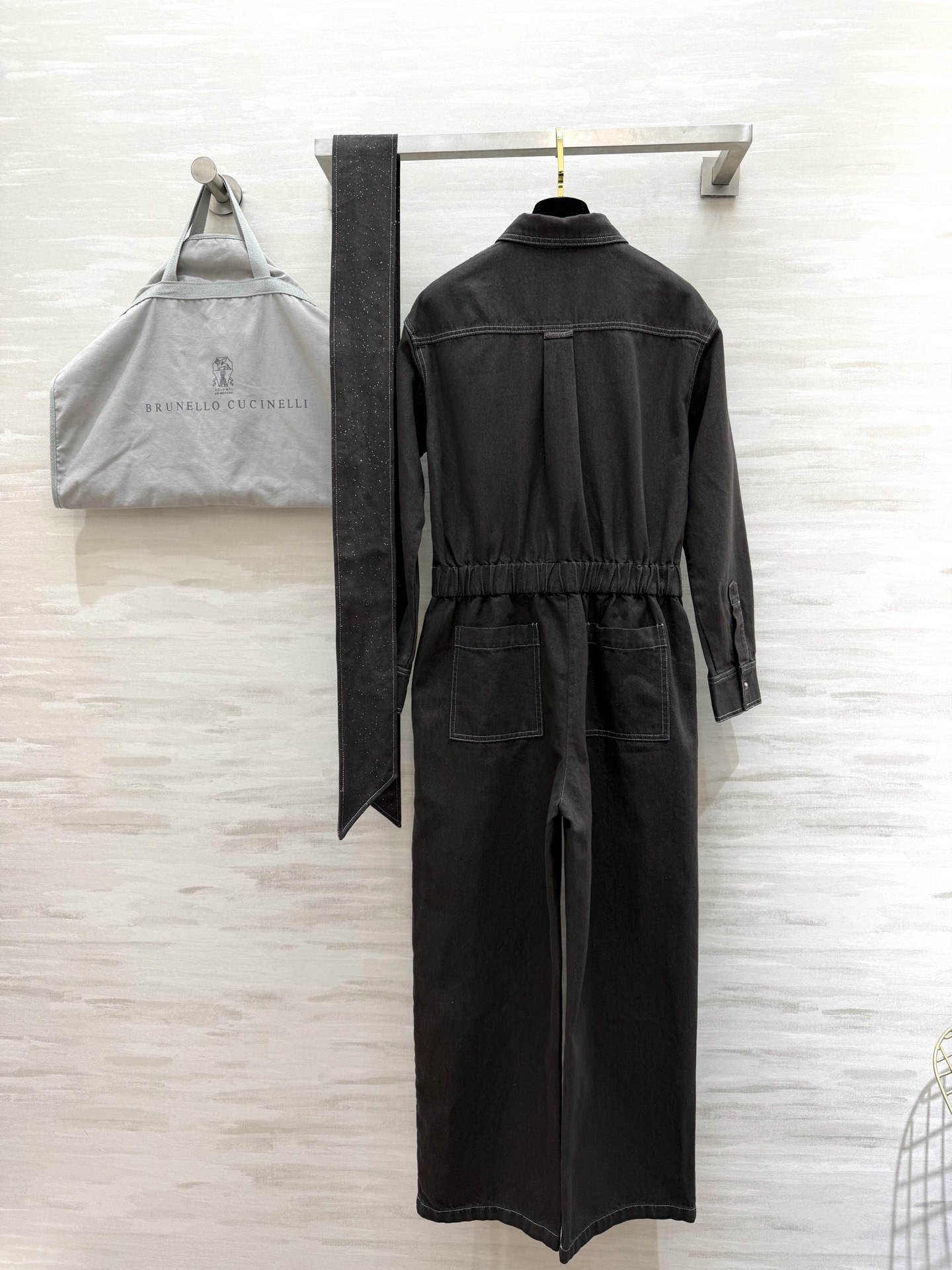 #BrunelloCucinell♡²⁶牛仔连衣裤 刚柔并济的优雅力量 这件不褪色牛仔连衣裤太爱了！精致