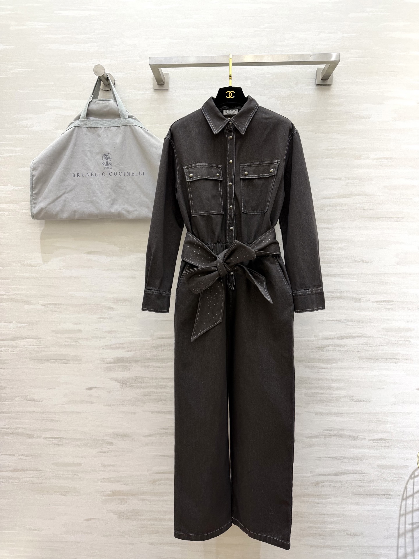 #BrunelloCucinell♡²⁶牛仔连衣裤 刚柔并济的优雅力量 这件不褪色牛仔连衣裤太爱了！精致