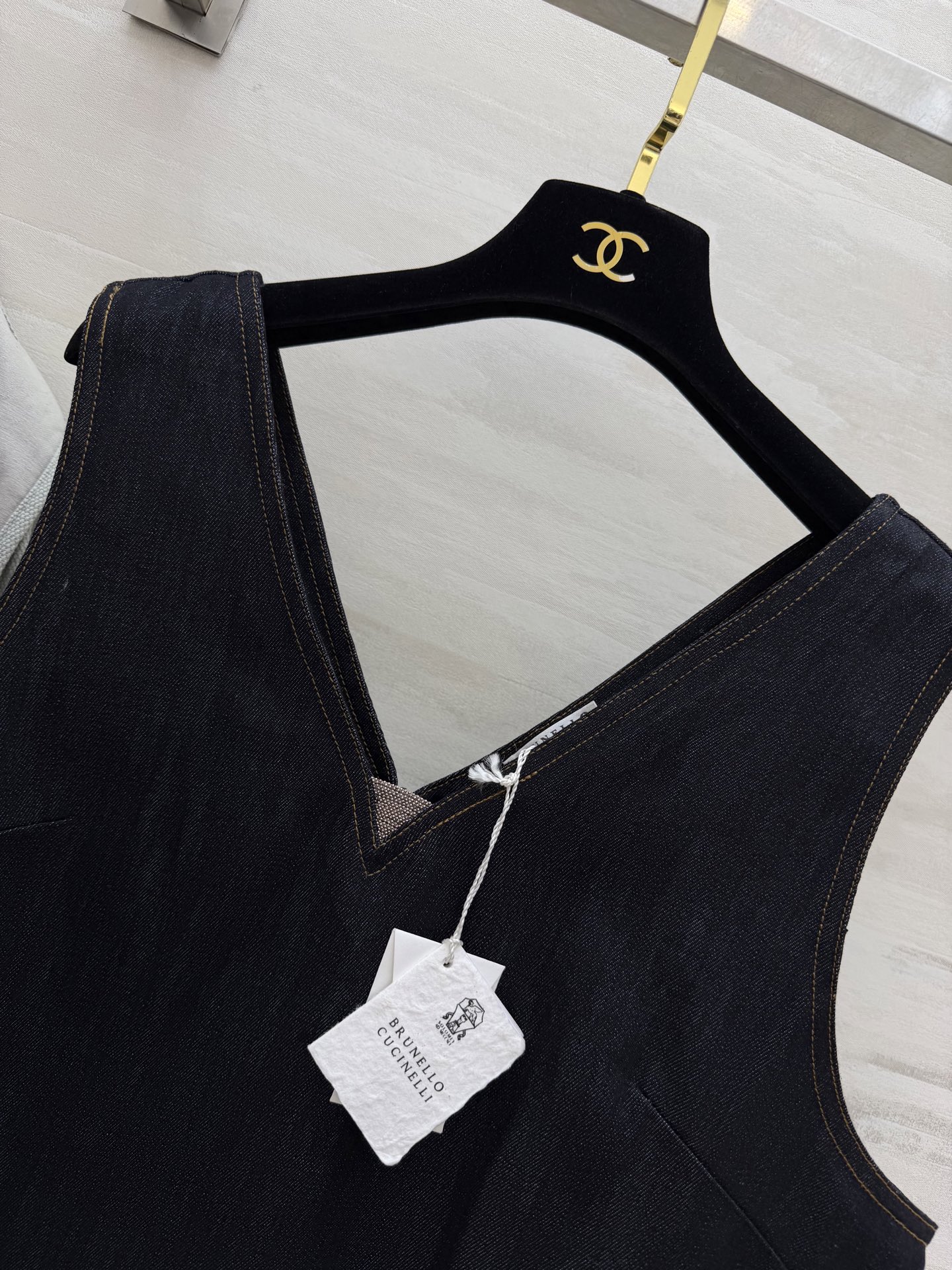 #Brunello cucinell♡²⁶藏青牛仔背心裙 极简V领设计 修饰脖颈线条 原色丹宁面料自带高