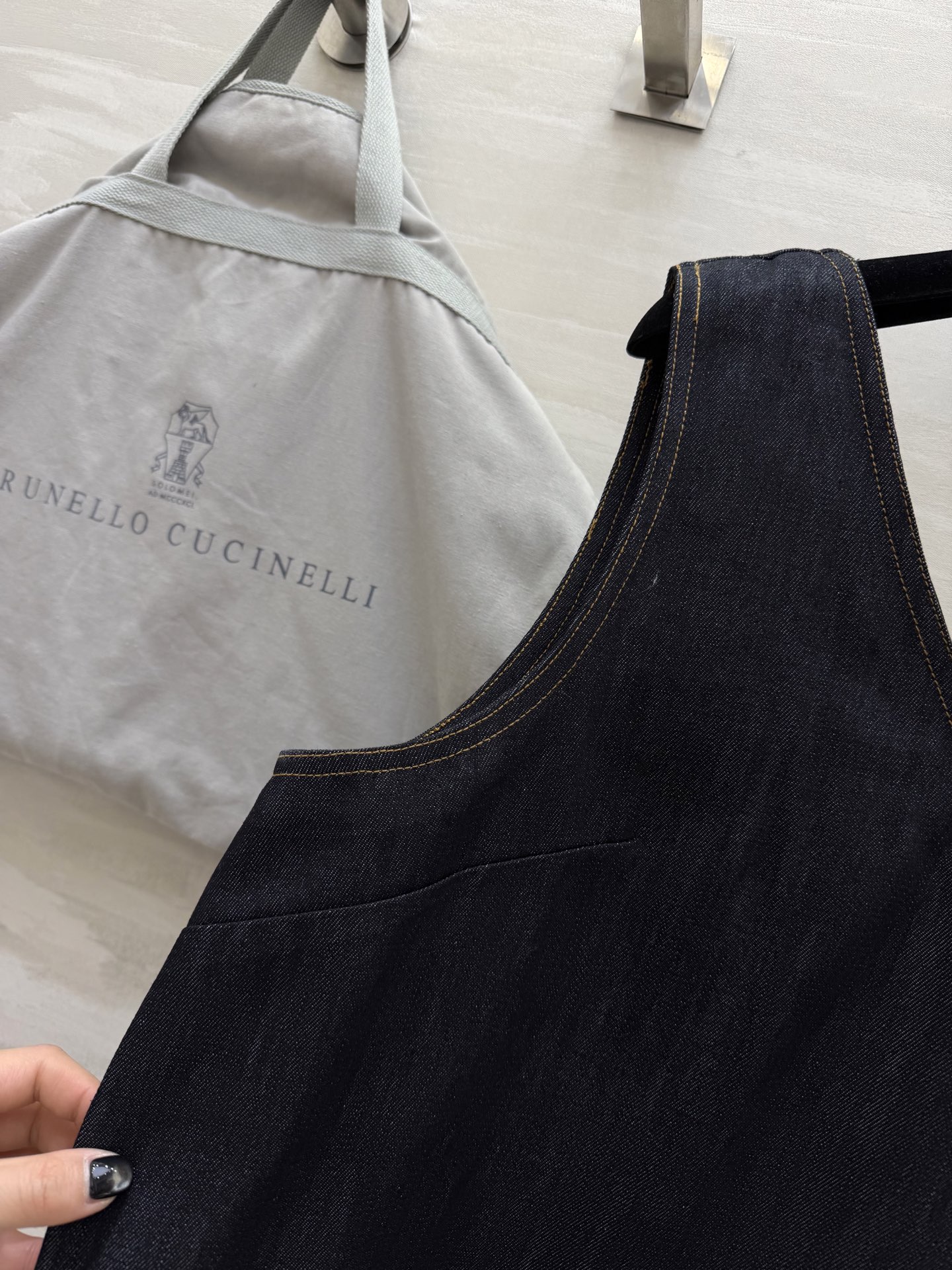 #Brunello cucinell♡²⁶藏青牛仔背心裙 极简V领设计 修饰脖颈线条 原色丹宁面料自带高