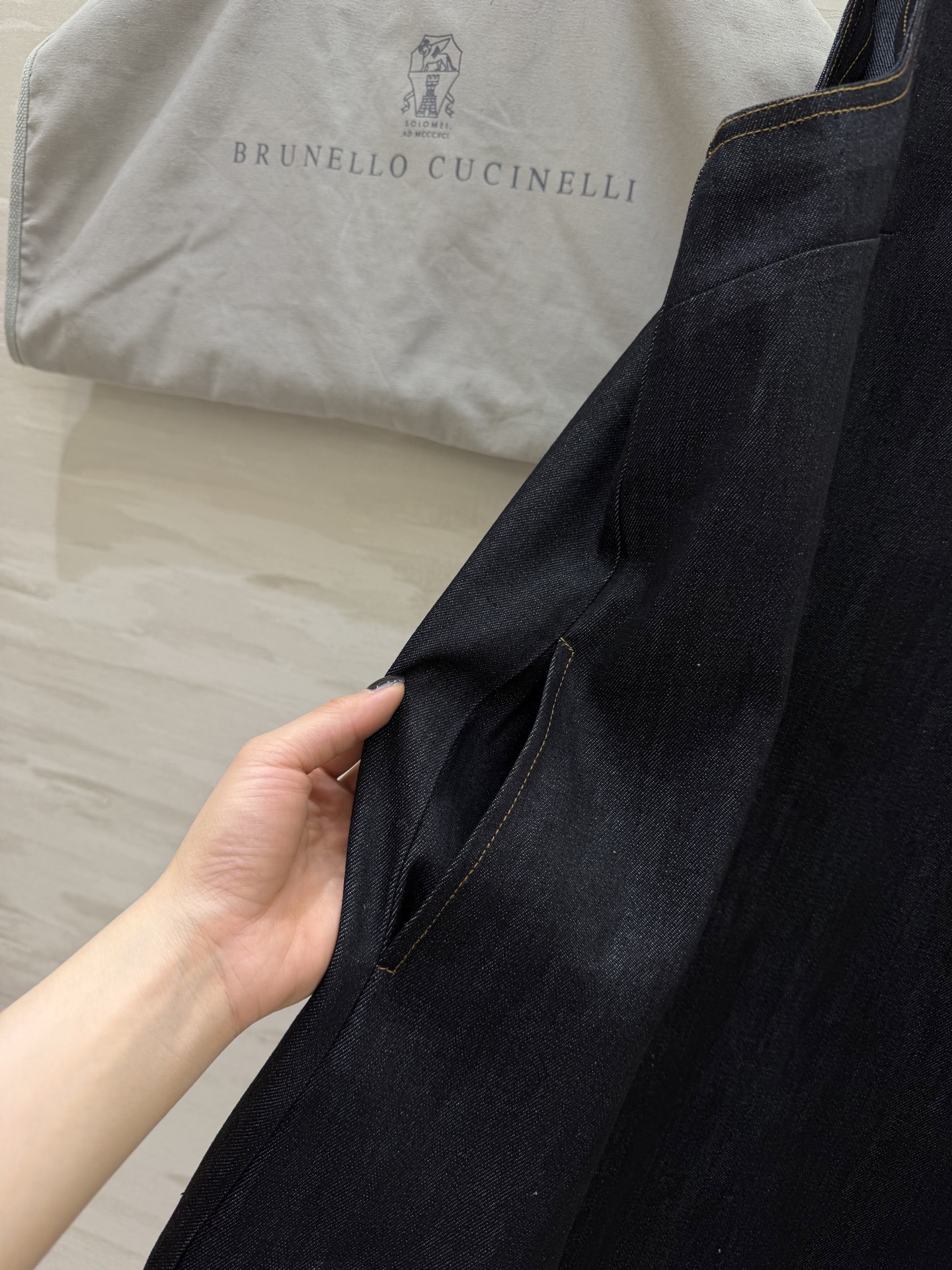 #Brunello cucinell♡²⁶藏青牛仔背心裙 极简V领设计 修饰脖颈线条 原色丹宁面料自带高