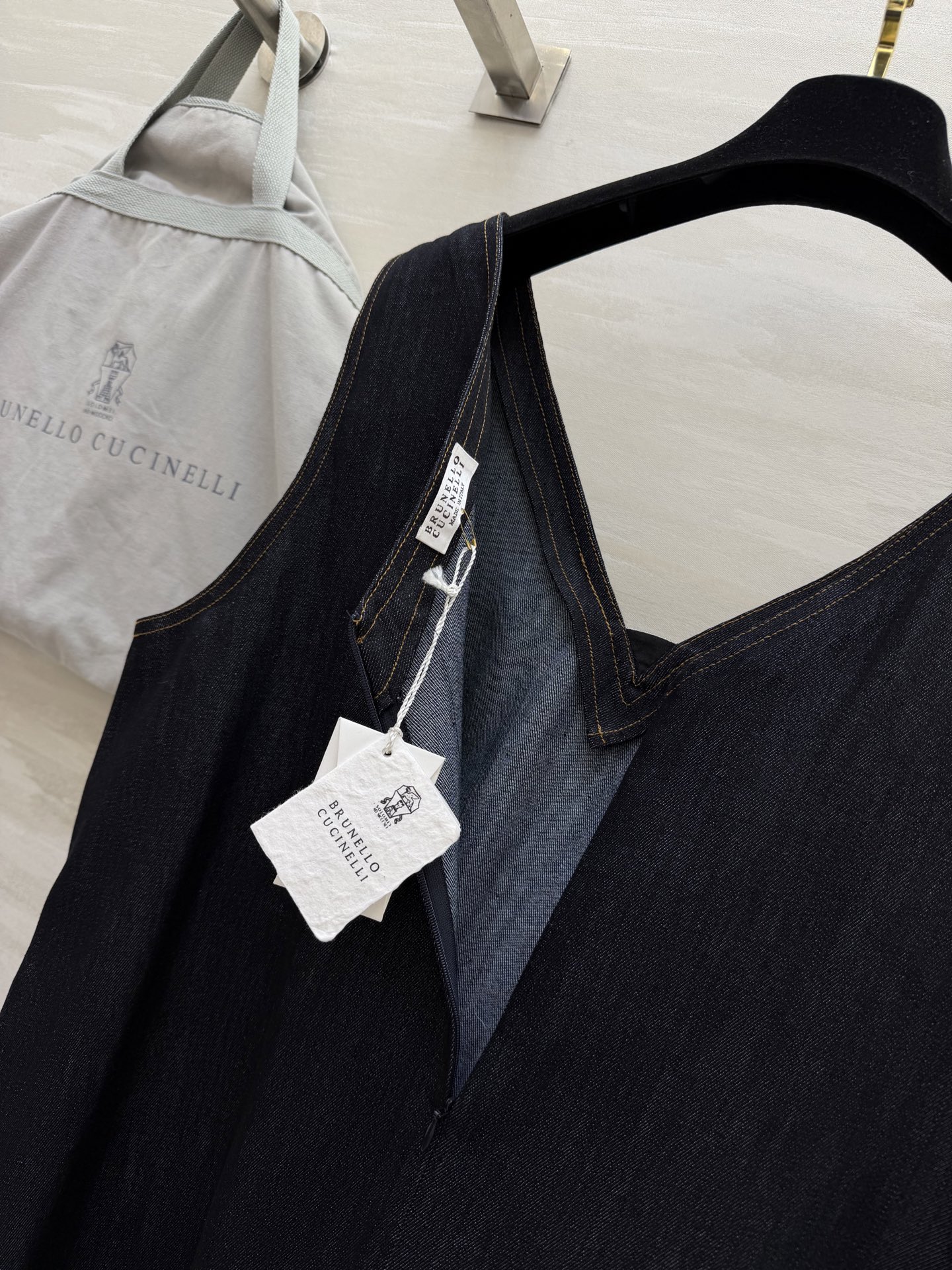 #Brunello cucinell♡²⁶藏青牛仔背心裙 极简V领设计 修饰脖颈线条 原色丹宁面料自带高