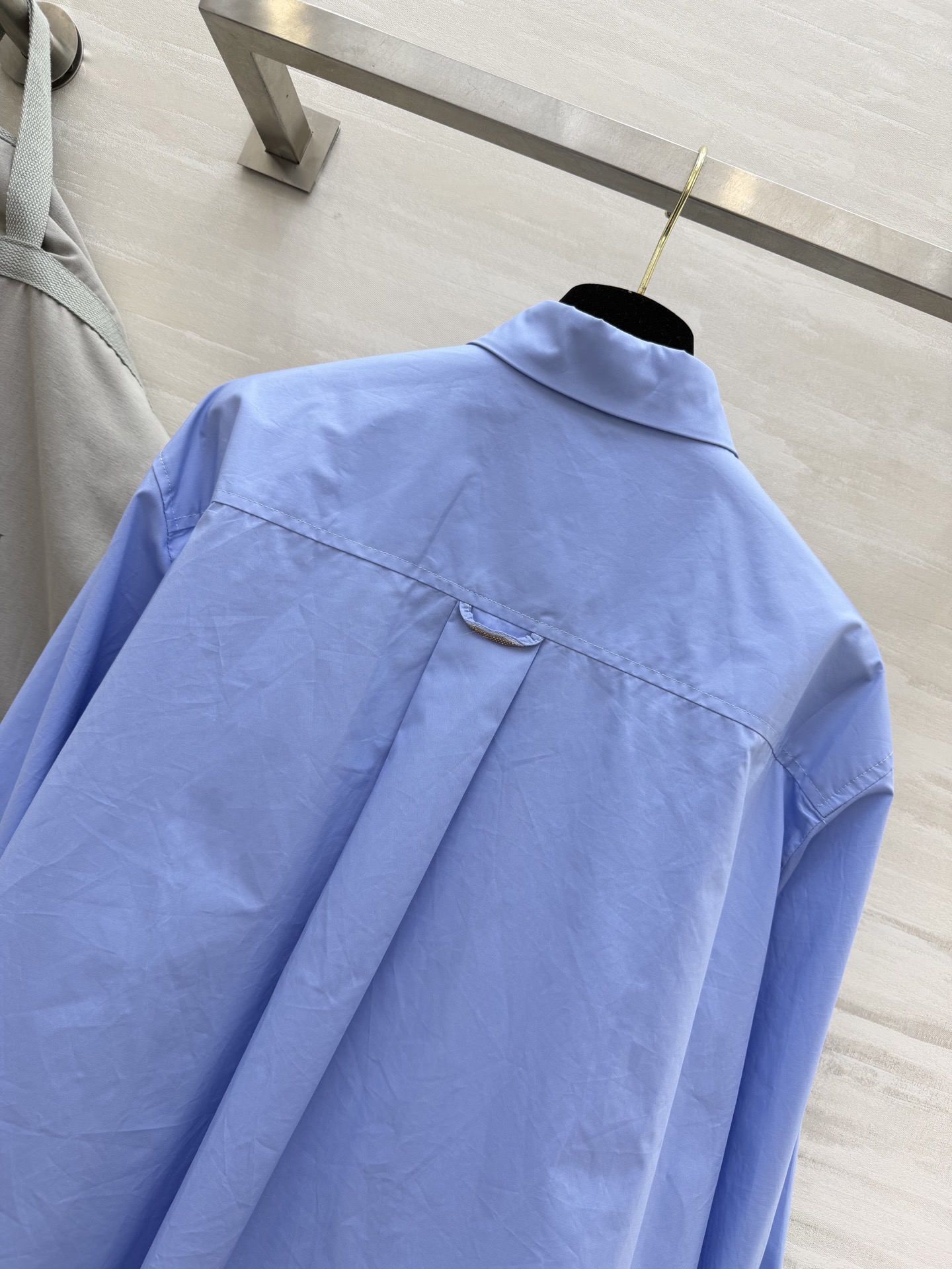 #Brunello Cucinell♡²⁶ 清爽浅蓝衬衣 雾霾蓝衬衫真的太显白了！经典翻领+单排扣设计 