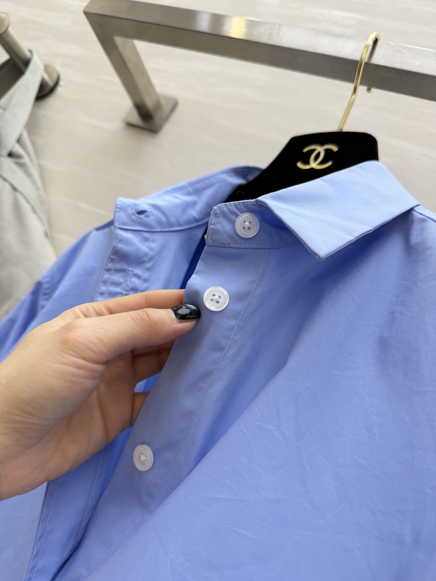 #Brunello Cucinell♡²⁶ 清爽浅蓝衬衣 雾霾蓝衬衫真的太显白了！经典翻领+单排扣设计 