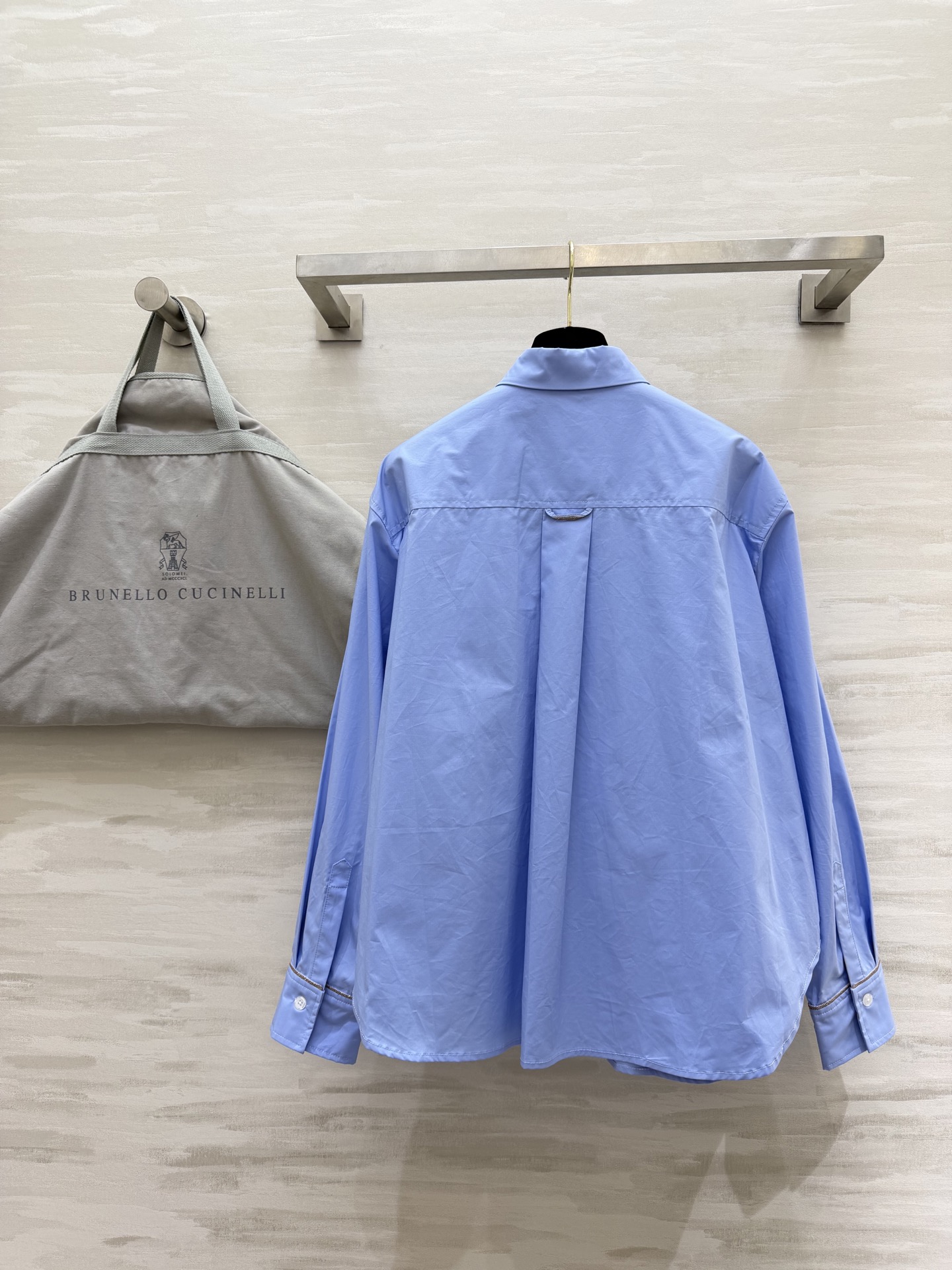 #Brunello Cucinell♡²⁶ 清爽浅蓝衬衣 雾霾蓝衬衫真的太显白了！经典翻领+单排扣设计 