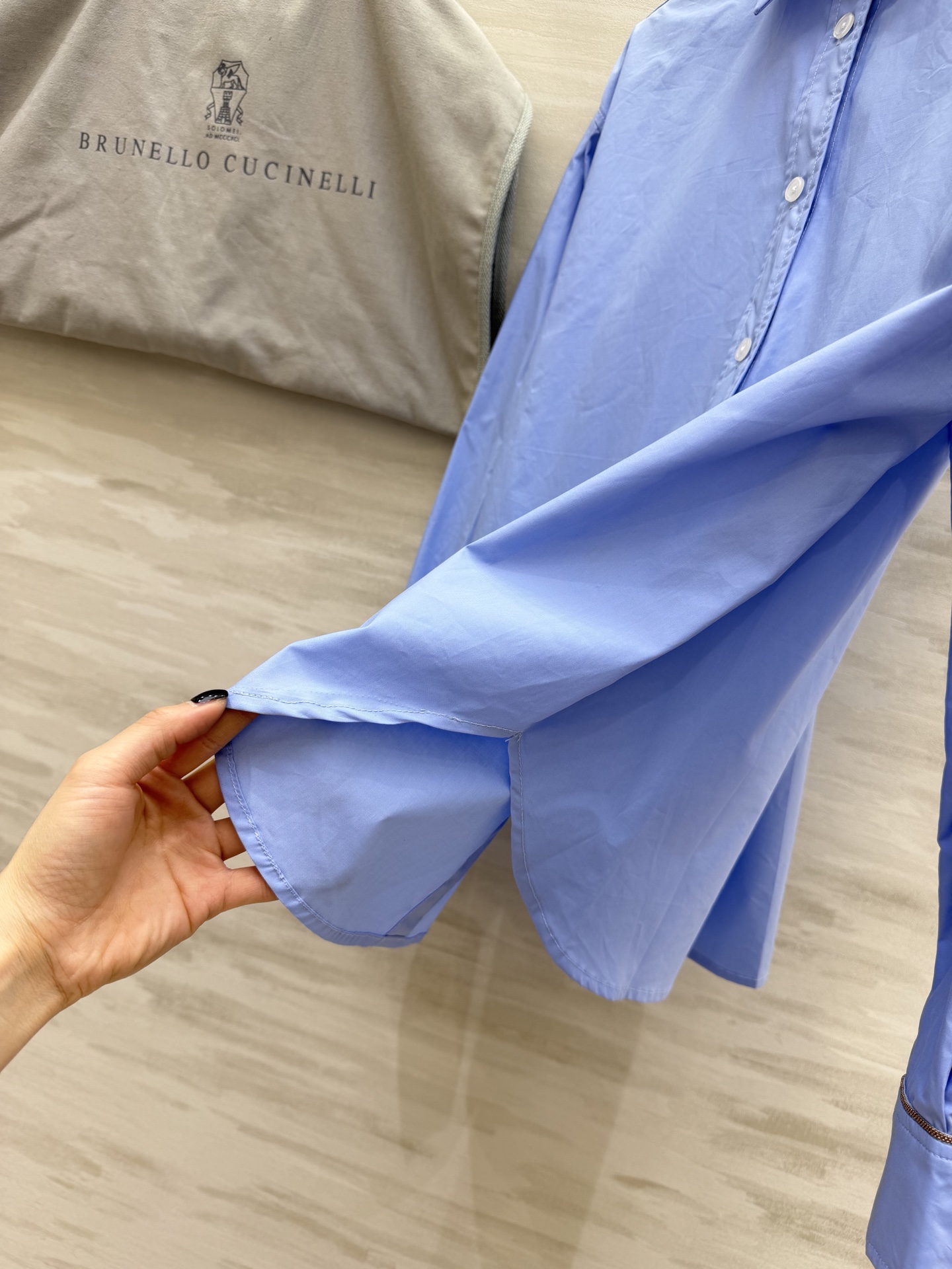 #Brunello Cucinell♡²⁶ 清爽浅蓝衬衣 雾霾蓝衬衫真的太显白了！经典翻领+单排扣设计 