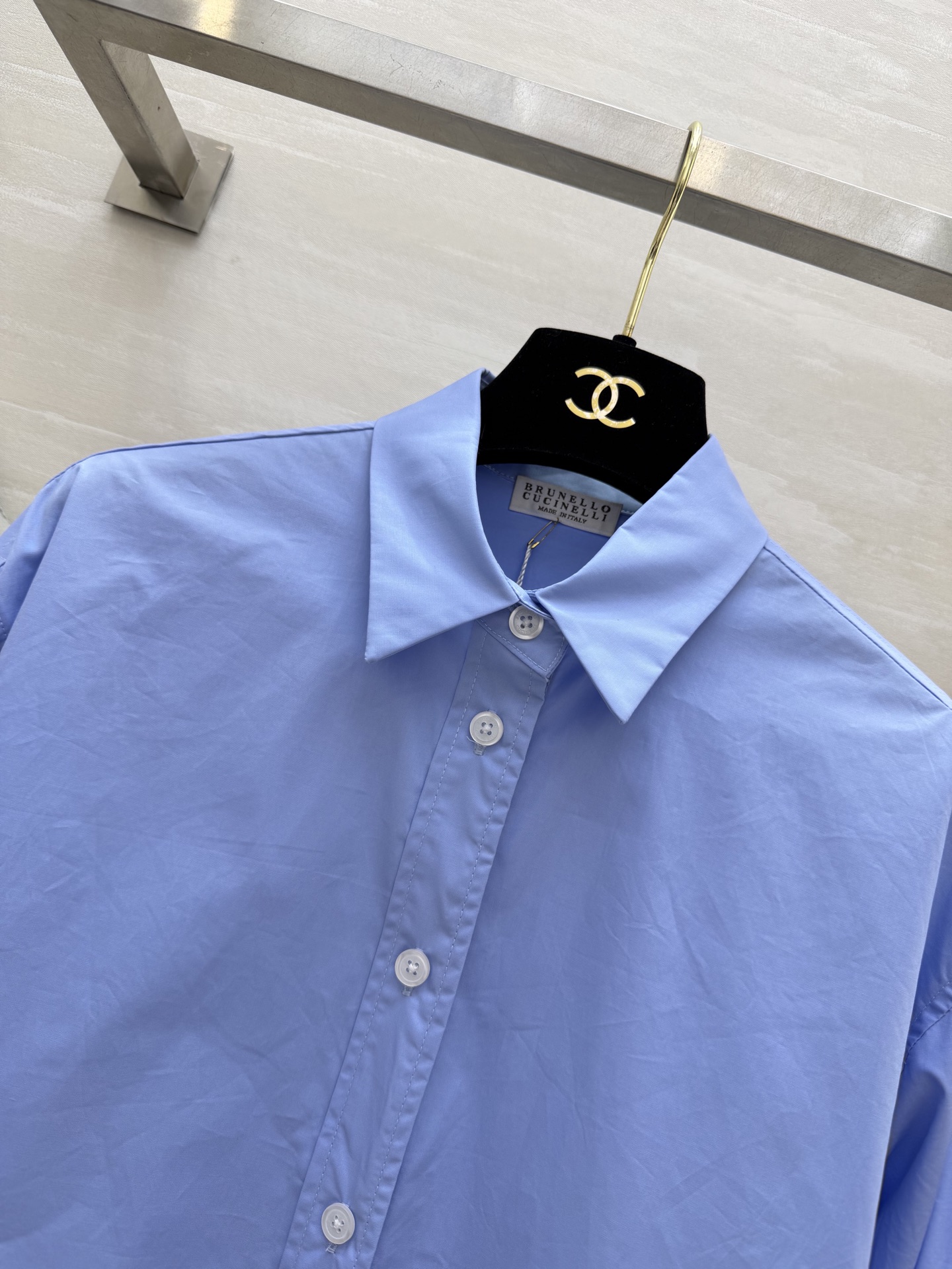 #Brunello Cucinell♡²⁶ 清爽浅蓝衬衣 雾霾蓝衬衫真的太显白了！经典翻领+单排扣设计 