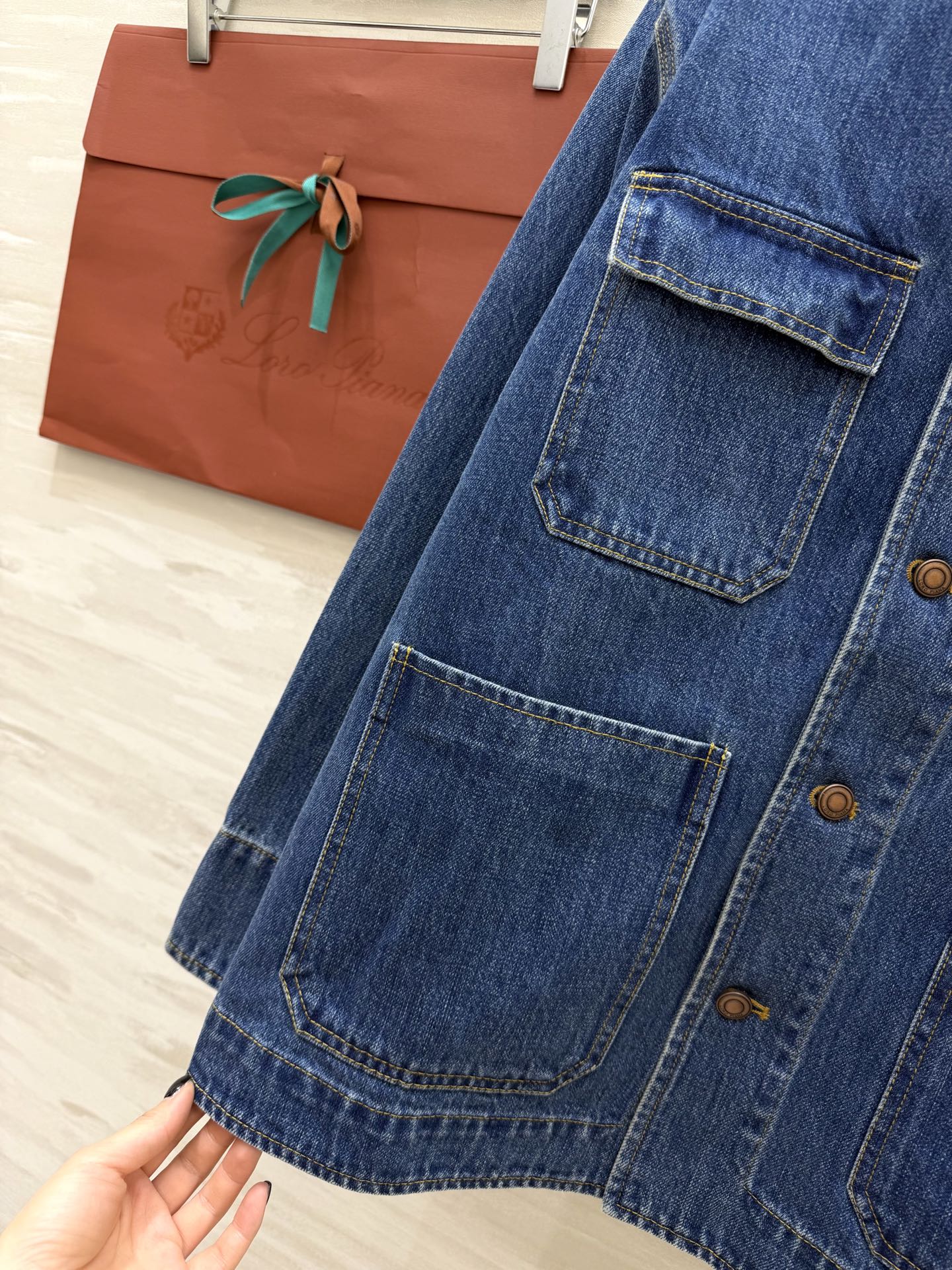#Loro Pian²⁶复古风 牛仔外套 灯芯绒翻领拼接牛仔布 复古感直接拉满✨四口袋设计 做旧铜扣 细