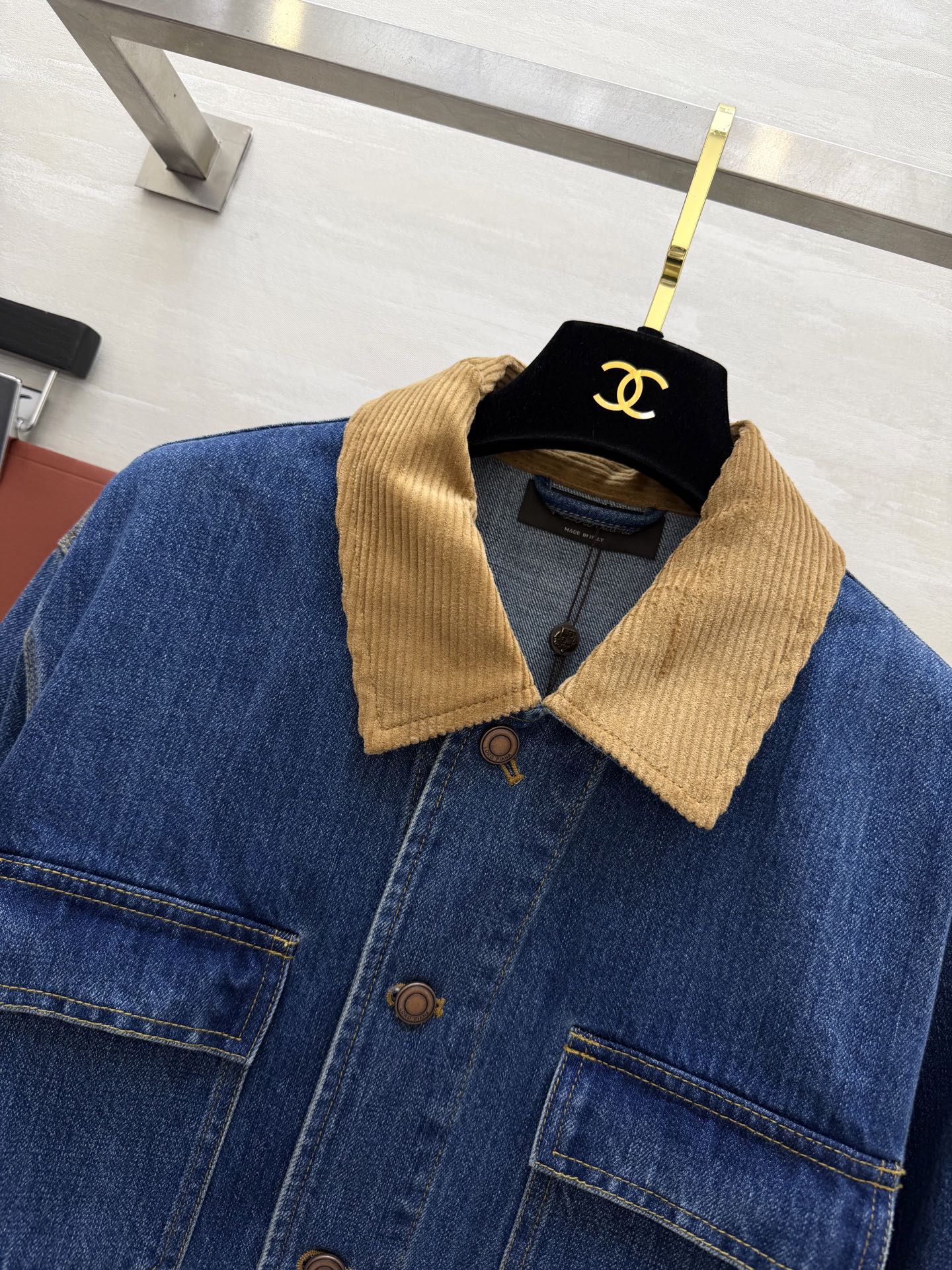 #Loro Pian²⁶复古风 牛仔外套 灯芯绒翻领拼接牛仔布 复古感直接拉满✨四口袋设计 做旧铜扣 细