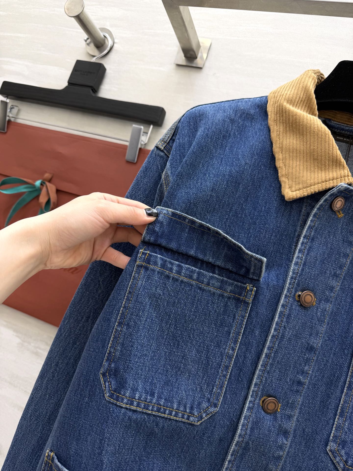 #Loro Pian²⁶复古风 牛仔外套 灯芯绒翻领拼接牛仔布 复古感直接拉满✨四口袋设计 做旧铜扣 细