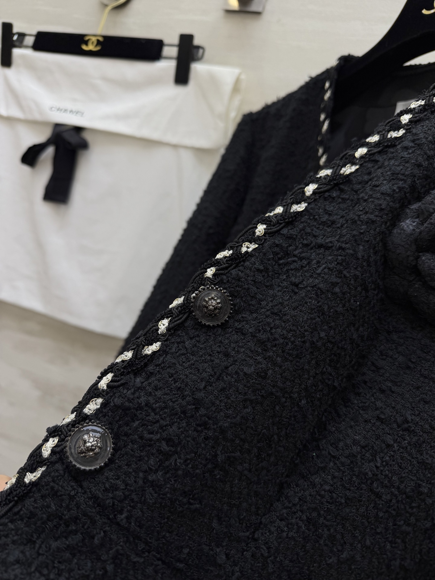 #Chane♡²⁶v领粗花呢收腰外套 定制粗花呢挺括有型 V领+腰带收腰 显瘦显高 黑白撞色织边 可拆卸