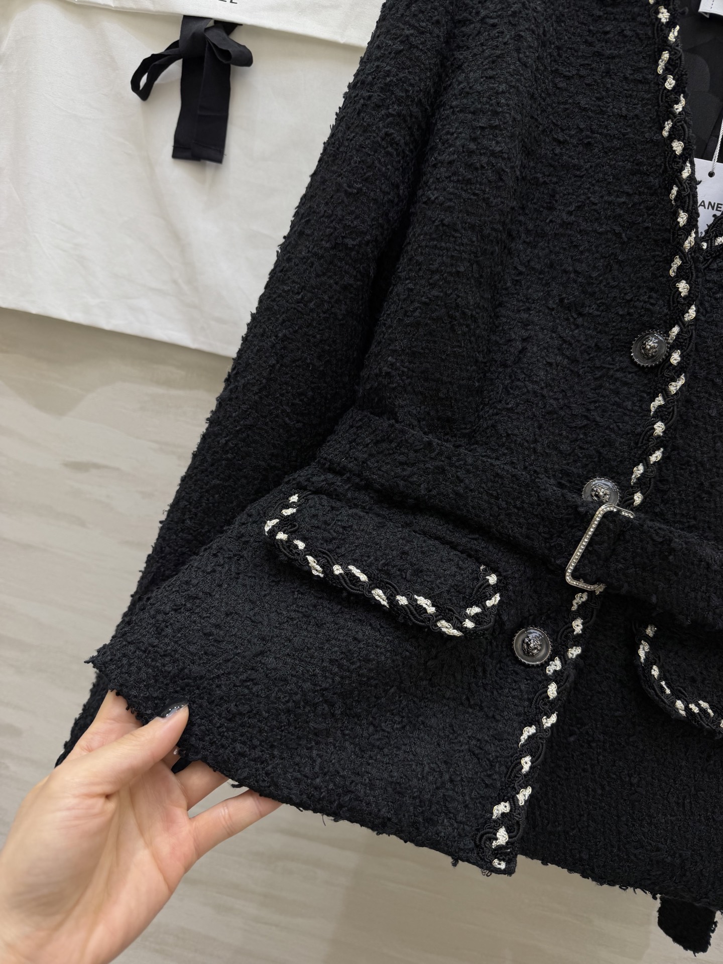 #Chane♡²⁶v领粗花呢收腰外套 定制粗花呢挺括有型 V领+腰带收腰 显瘦显高 黑白撞色织边 可拆卸