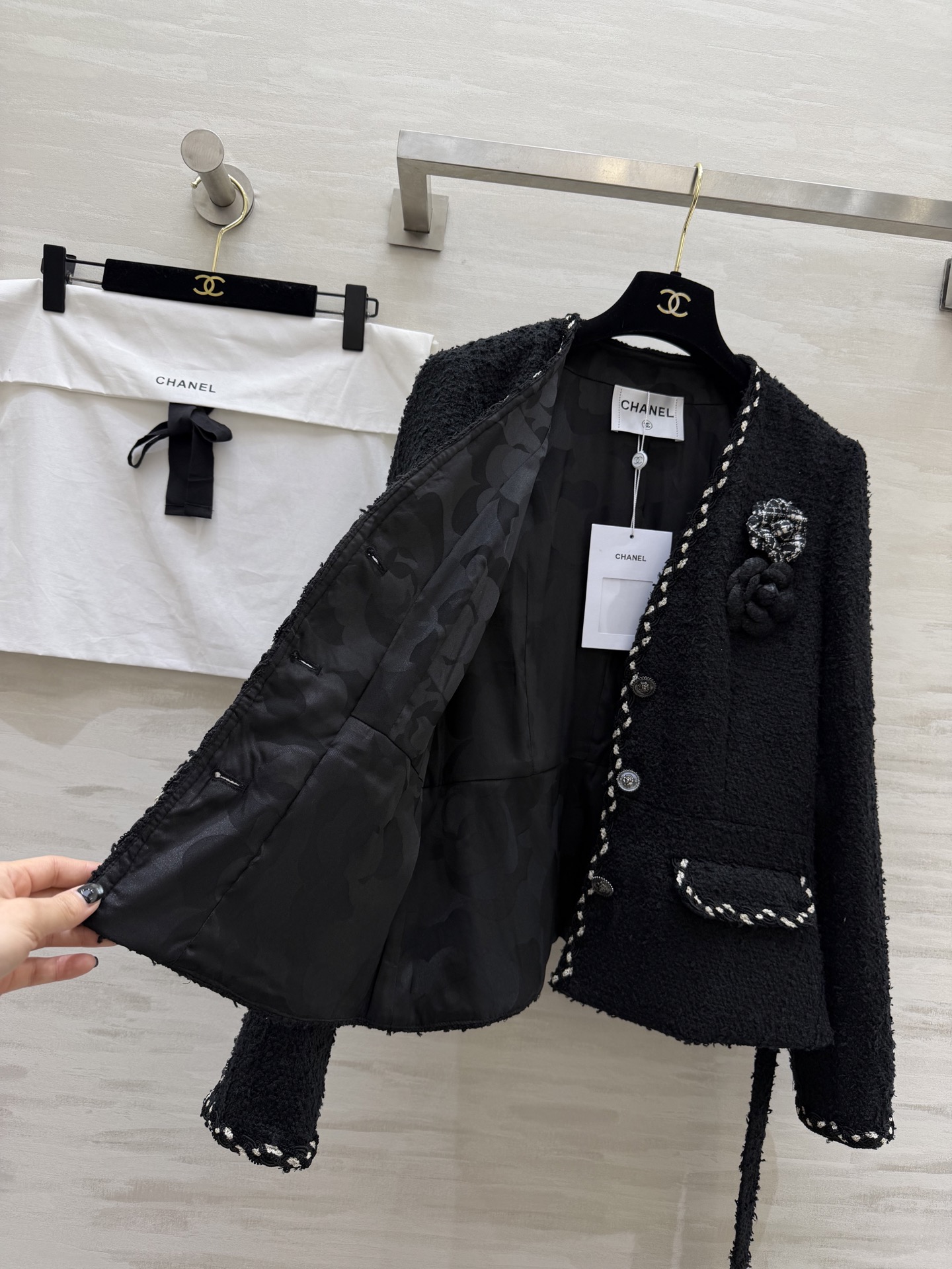 #Chane♡²⁶v领粗花呢收腰外套 定制粗花呢挺括有型 V领+腰带收腰 显瘦显高 黑白撞色织边 可拆卸