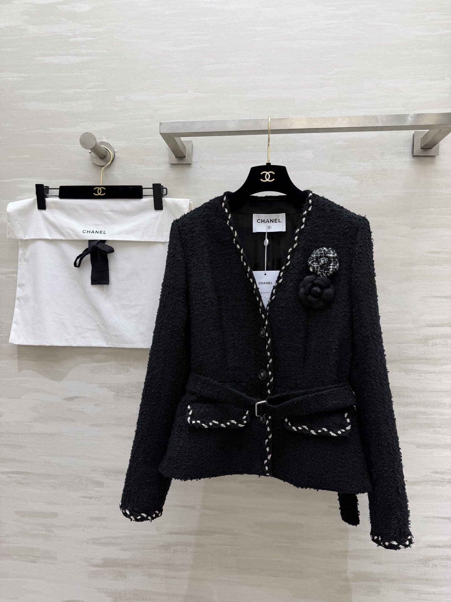 #Chane♡²⁶v领粗花呢收腰外套 定制粗花呢挺括有型 V领+腰带收腰 显瘦显高 黑白撞色织边 可拆卸