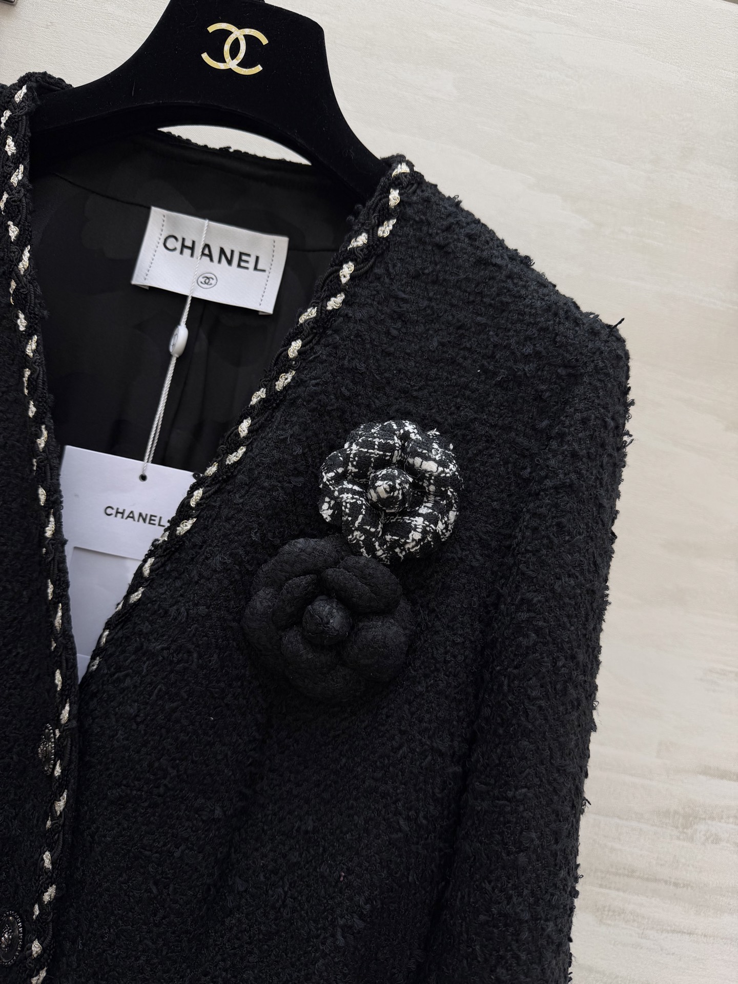 #Chane♡²⁶v领粗花呢收腰外套 定制粗花呢挺括有型 V领+腰带收腰 显瘦显高 黑白撞色织边 可拆卸