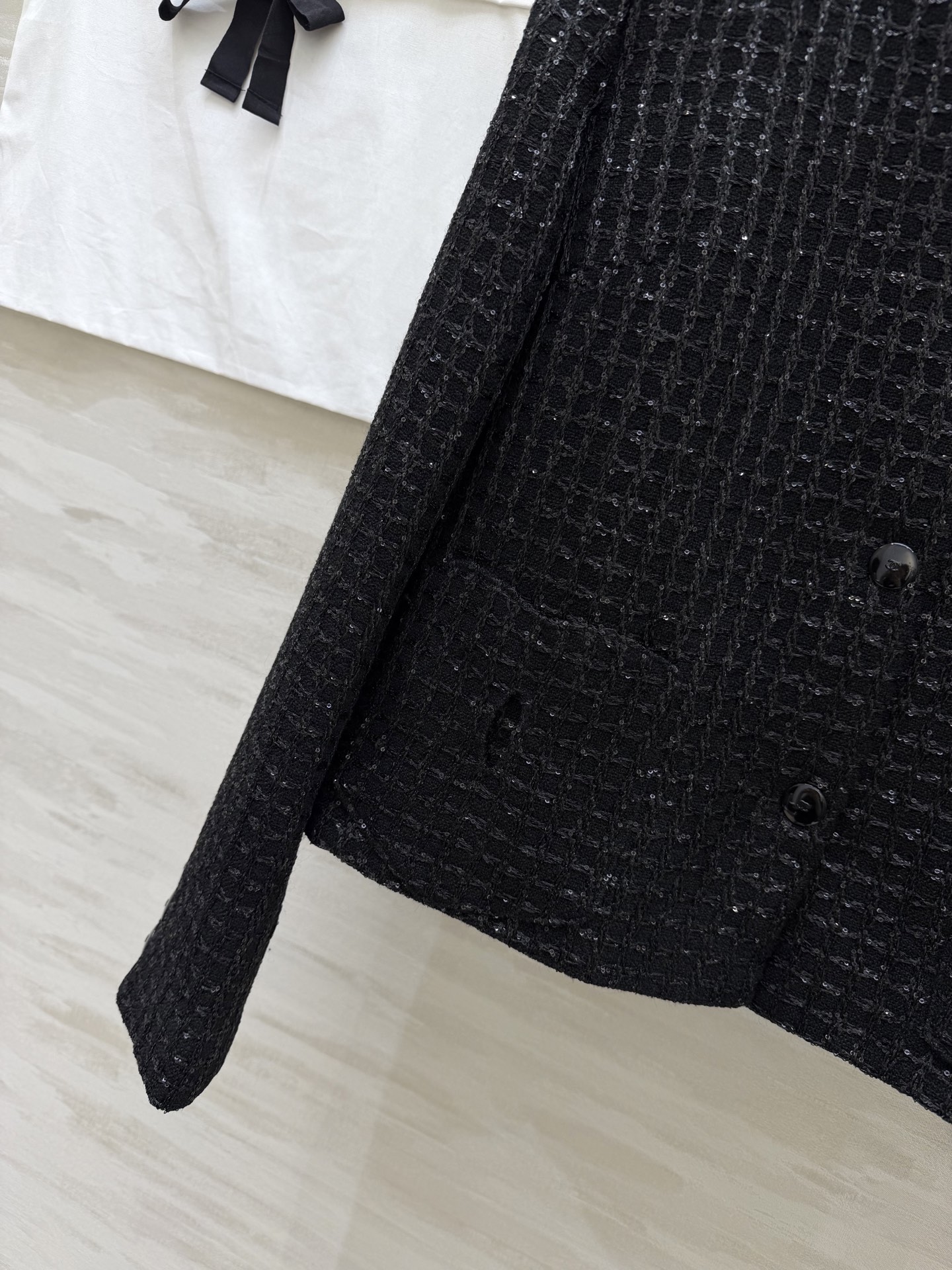 #Chane♡²⁶经典圆领亮片粗花呢外套 自带细闪肌理感 低调又显贵 四粒扣 双口袋设计 还原法式优雅 