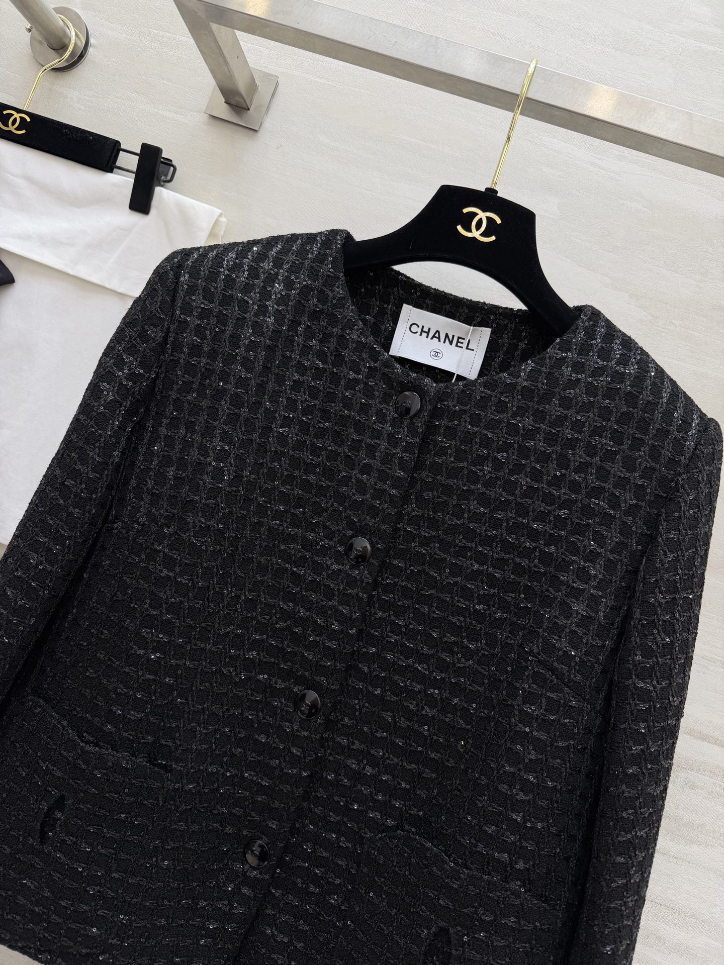 #Chane♡²⁶经典圆领亮片粗花呢外套 自带细闪肌理感 低调又显贵 四粒扣 双口袋设计 还原法式优雅 