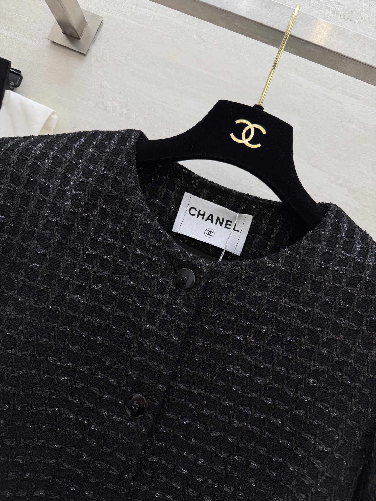 #Chane♡²⁶经典圆领亮片粗花呢外套 自带细闪肌理感 低调又显贵 四粒扣 双口袋设计 还原法式优雅 