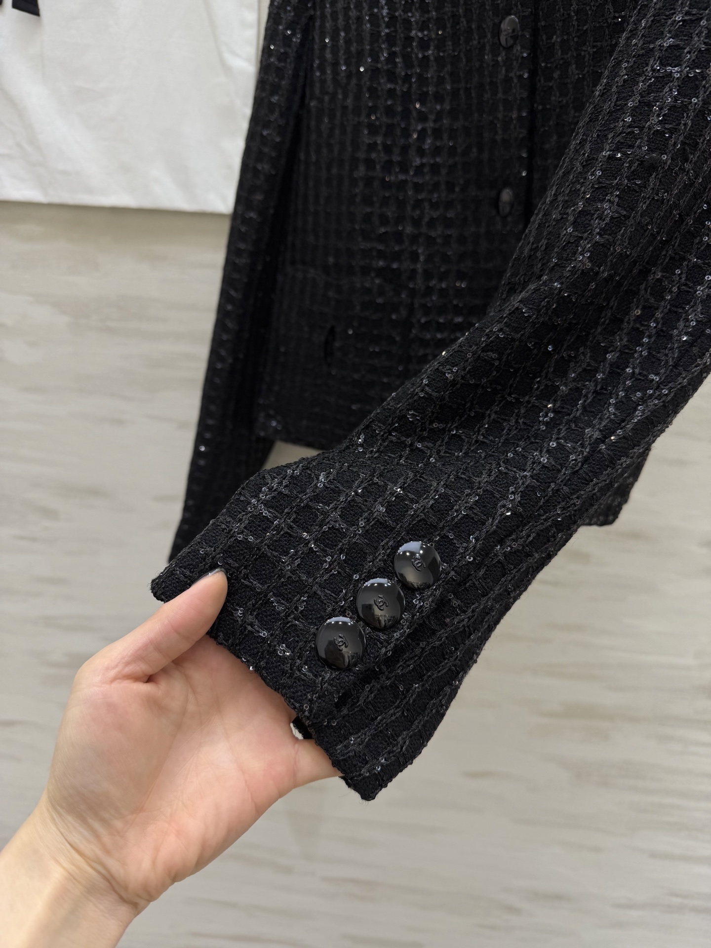 #Chane♡²⁶经典圆领亮片粗花呢外套 自带细闪肌理感 低调又显贵 四粒扣 双口袋设计 还原法式优雅 