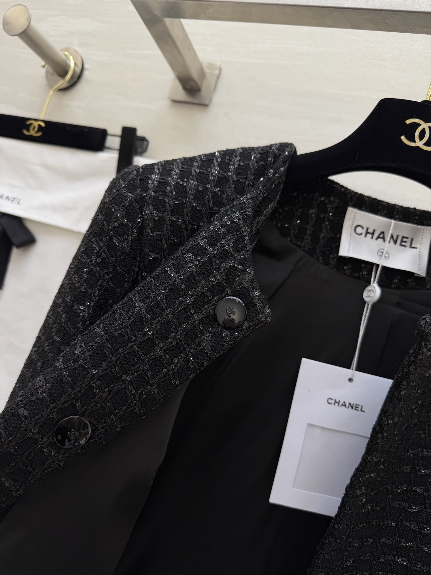 #Chane♡²⁶经典圆领亮片粗花呢外套 自带细闪肌理感 低调又显贵 四粒扣 双口袋设计 还原法式优雅 