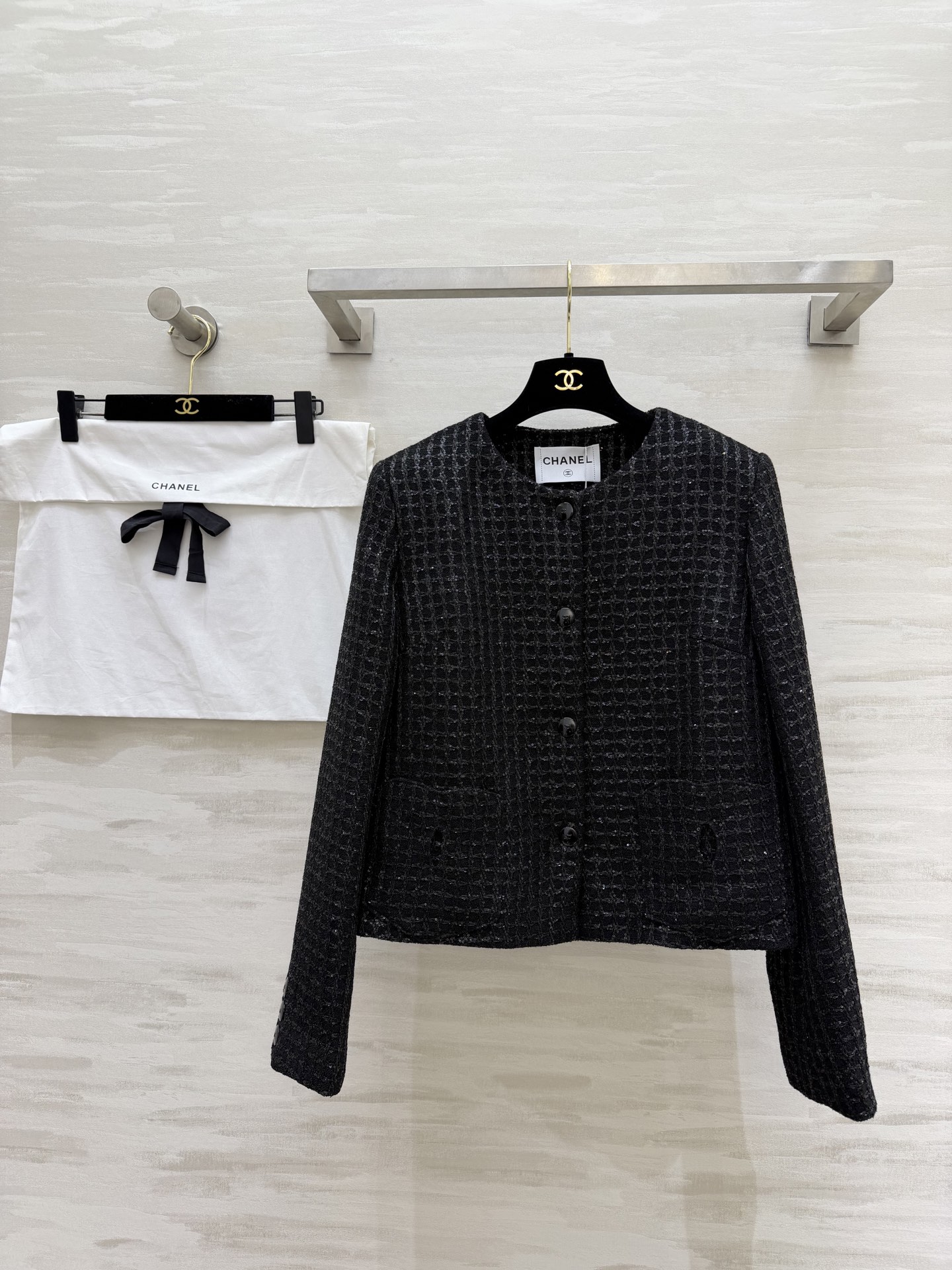 #Chane♡²⁶经典圆领亮片粗花呢外套 自带细闪肌理感 低调又显贵 四粒扣 双口袋设计 还原法式优雅 