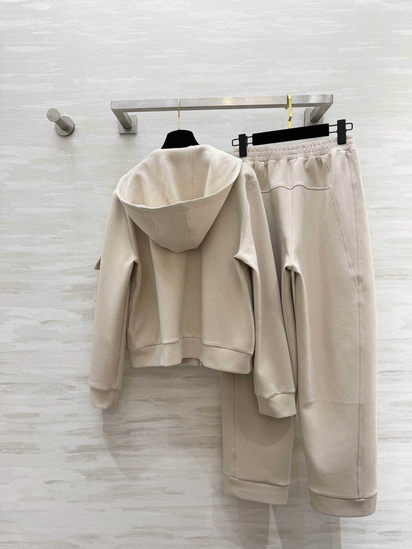 #Moncle♡²⁶高级简约风休闲套装 连帽拉链设计 随性又利落 手臂徽章细节低调显贵气 松紧腰卫裤不挑