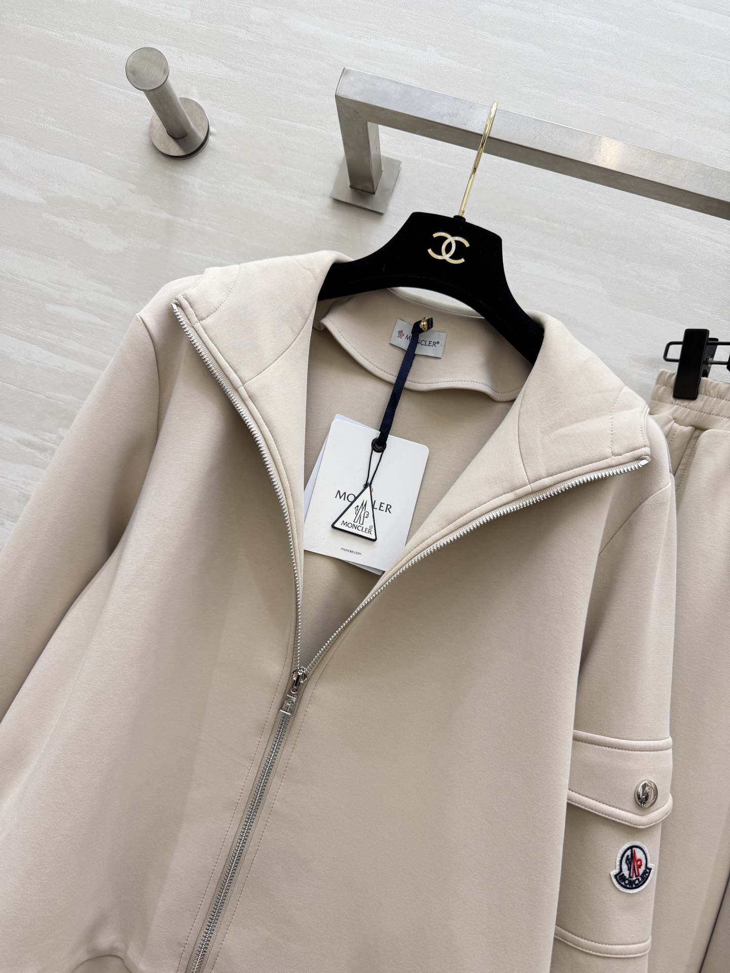 #Moncle♡²⁶高级简约风休闲套装 连帽拉链设计 随性又利落 手臂徽章细节低调显贵气 松紧腰卫裤不挑