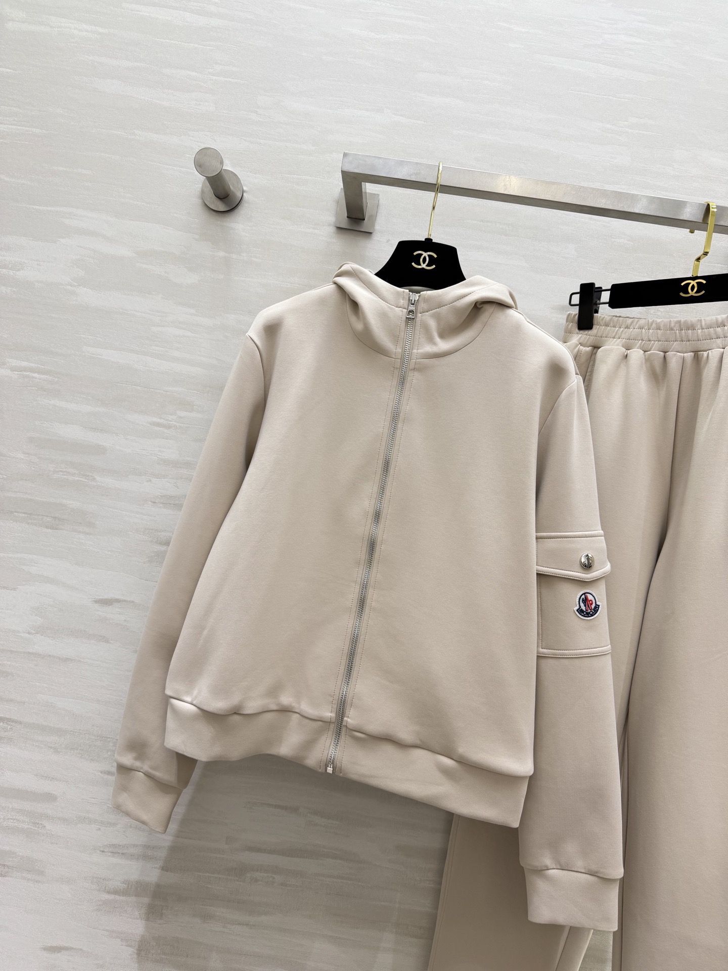 #Moncle♡²⁶高级简约风休闲套装 连帽拉链设计 随性又利落 手臂徽章细节低调显贵气 松紧腰卫裤不挑