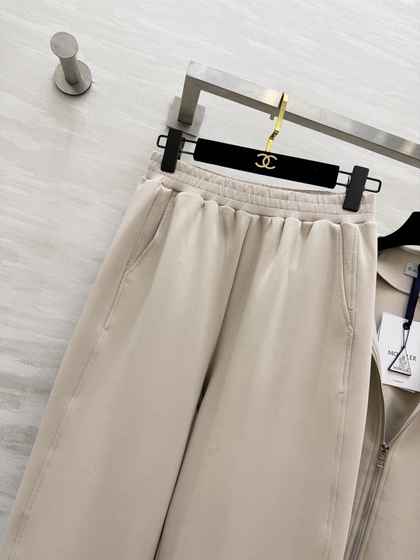 #Moncle♡²⁶高级简约风休闲套装 连帽拉链设计 随性又利落 手臂徽章细节低调显贵气 松紧腰卫裤不挑