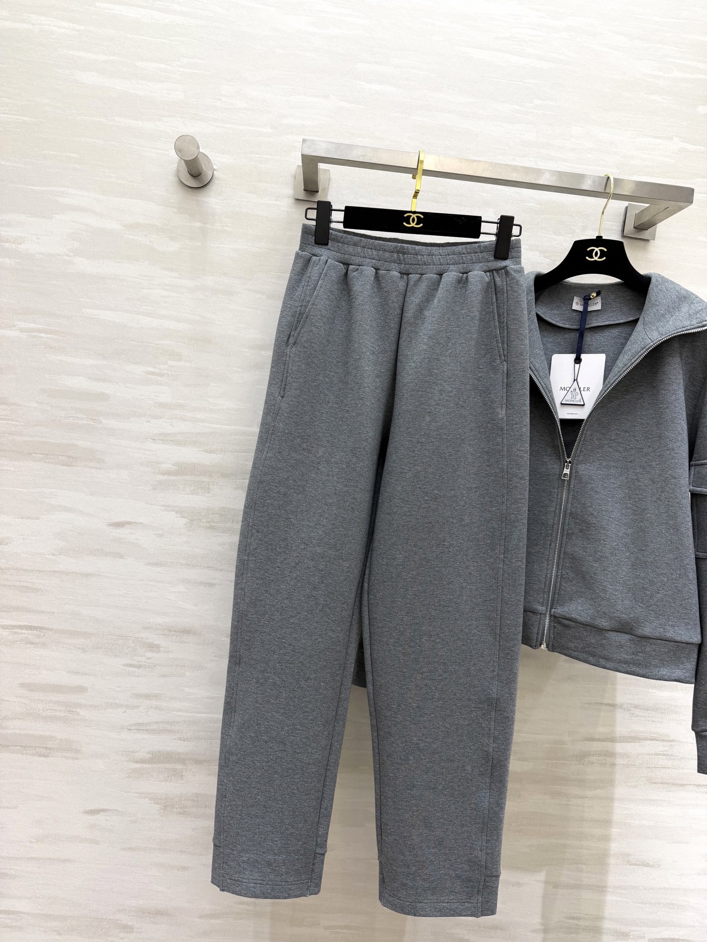 #Moncle♡²⁶高级简约风休闲套装 连帽拉链设计 随性又利落 手臂徽章细节低调显贵气 松紧腰卫裤不挑