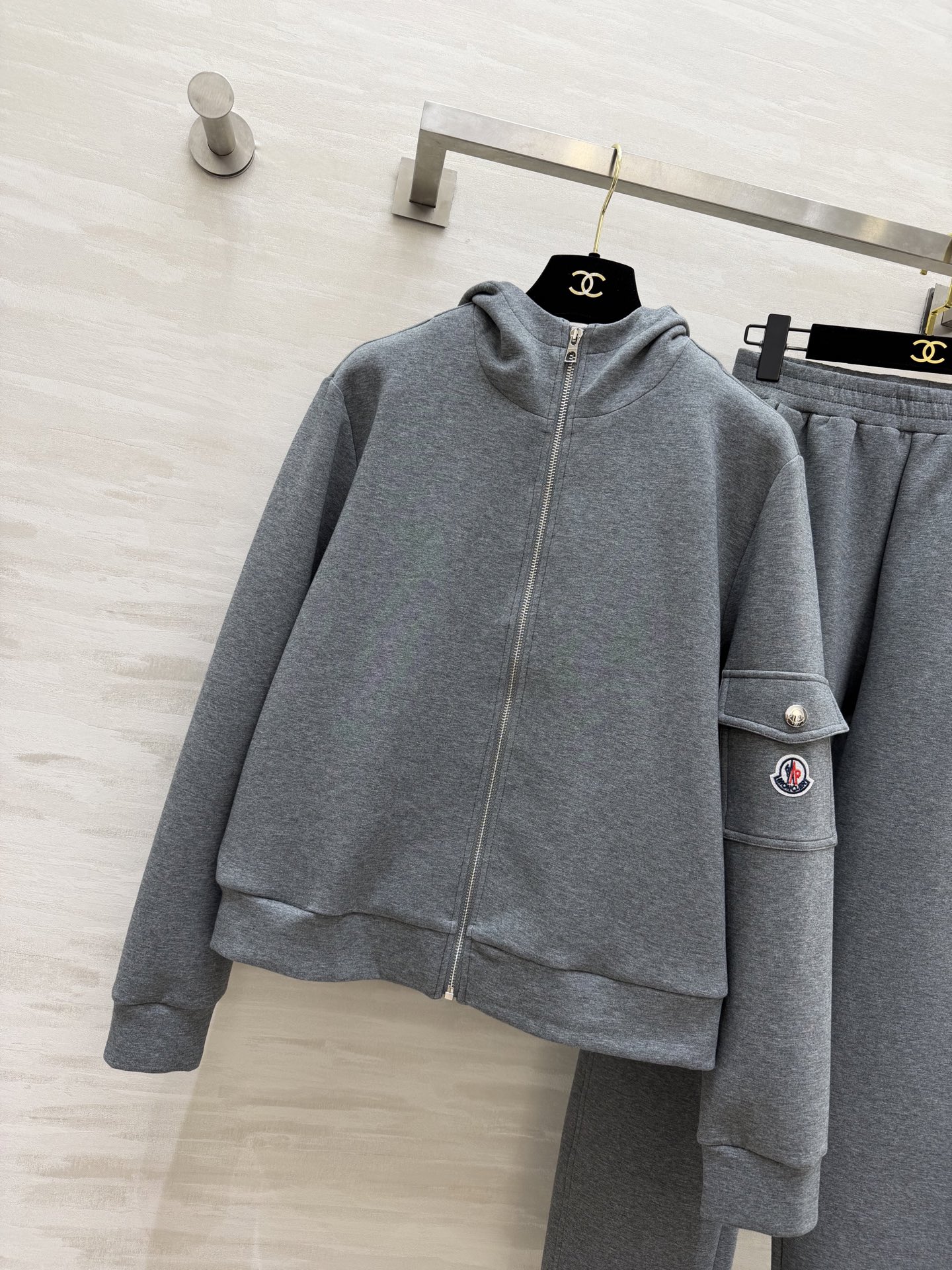 #Moncle♡²⁶高级简约风休闲套装 连帽拉链设计 随性又利落 手臂徽章细节低调显贵气 松紧腰卫裤不挑