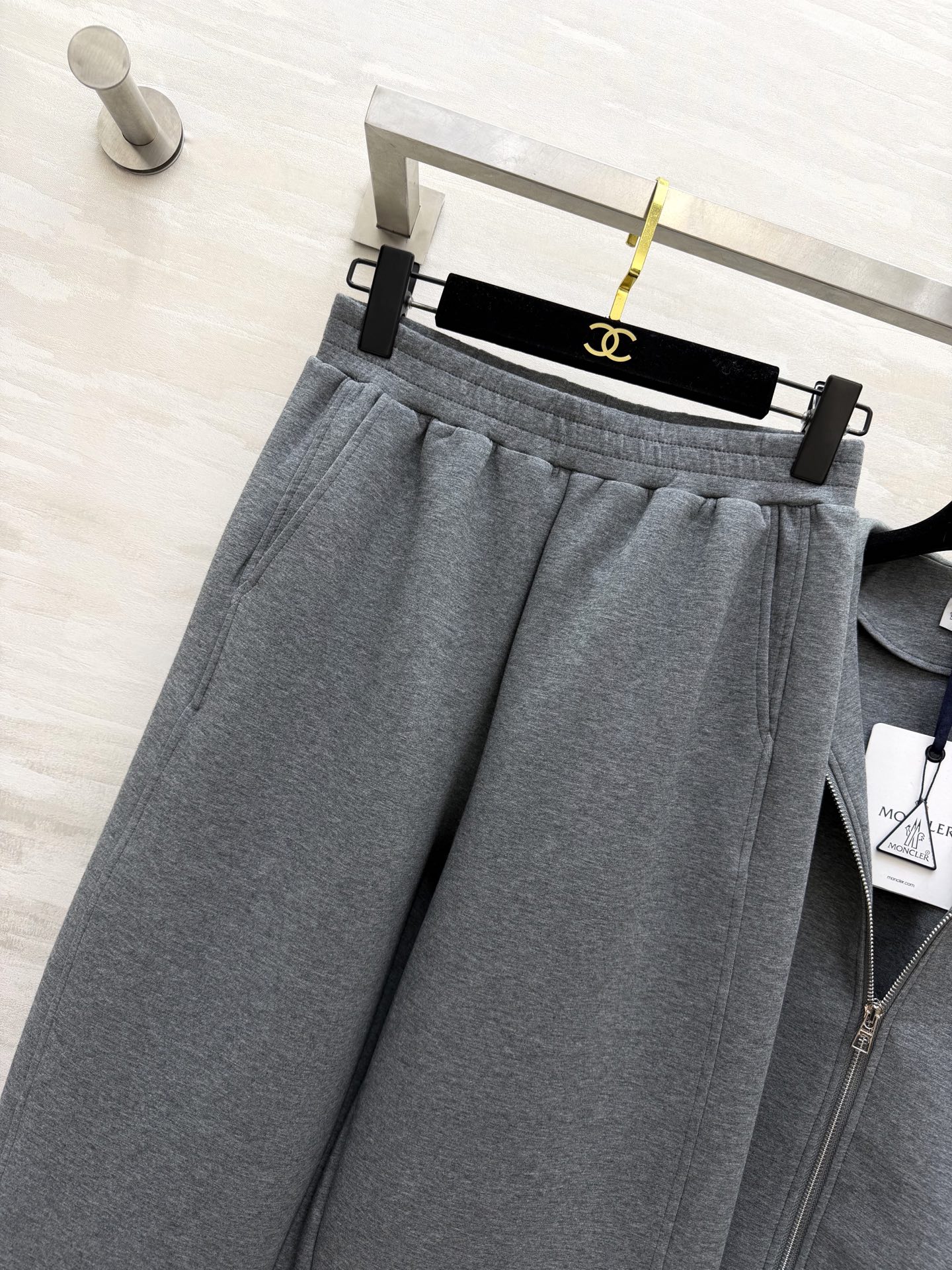 #Moncle♡²⁶高级简约风休闲套装 连帽拉链设计 随性又利落 手臂徽章细节低调显贵气 松紧腰卫裤不挑