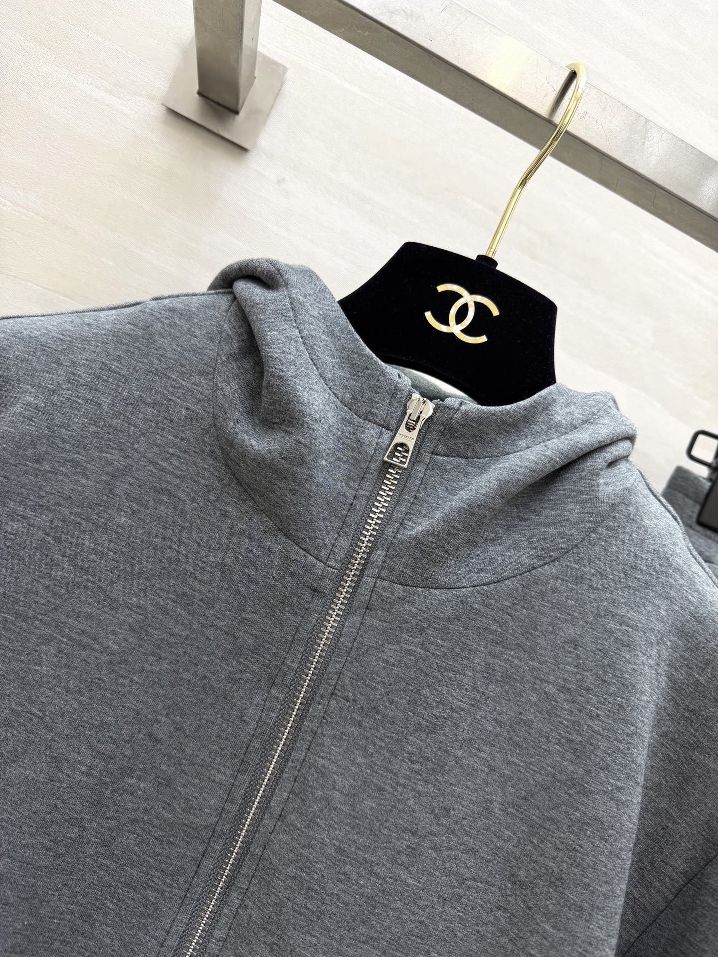 #Moncle♡²⁶高级简约风休闲套装 连帽拉链设计 随性又利落 手臂徽章细节低调显贵气 松紧腰卫裤不挑