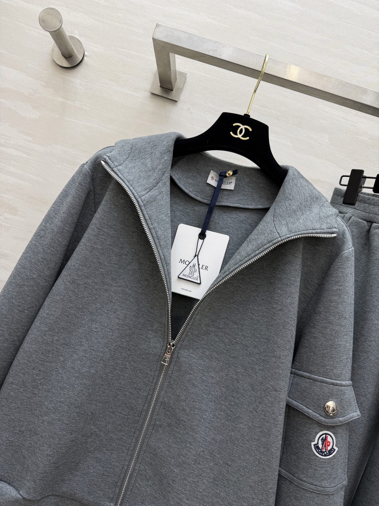 #Moncle♡²⁶高级简约风休闲套装 连帽拉链设计 随性又利落 手臂徽章细节低调显贵气 松紧腰卫裤不挑
