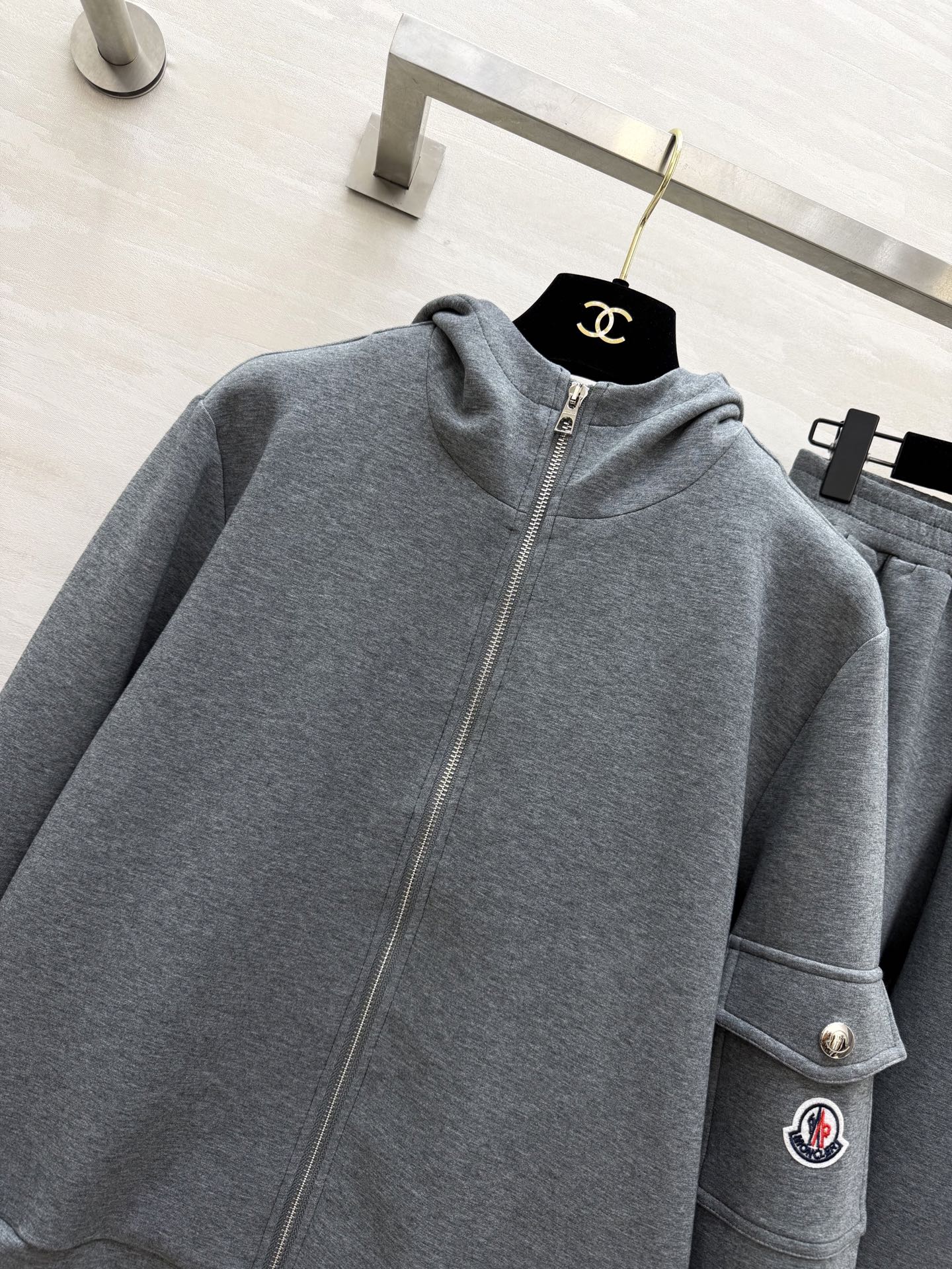 #Moncle♡²⁶高级简约风休闲套装 连帽拉链设计 随性又利落 手臂徽章细节低调显贵气 松紧腰卫裤不挑