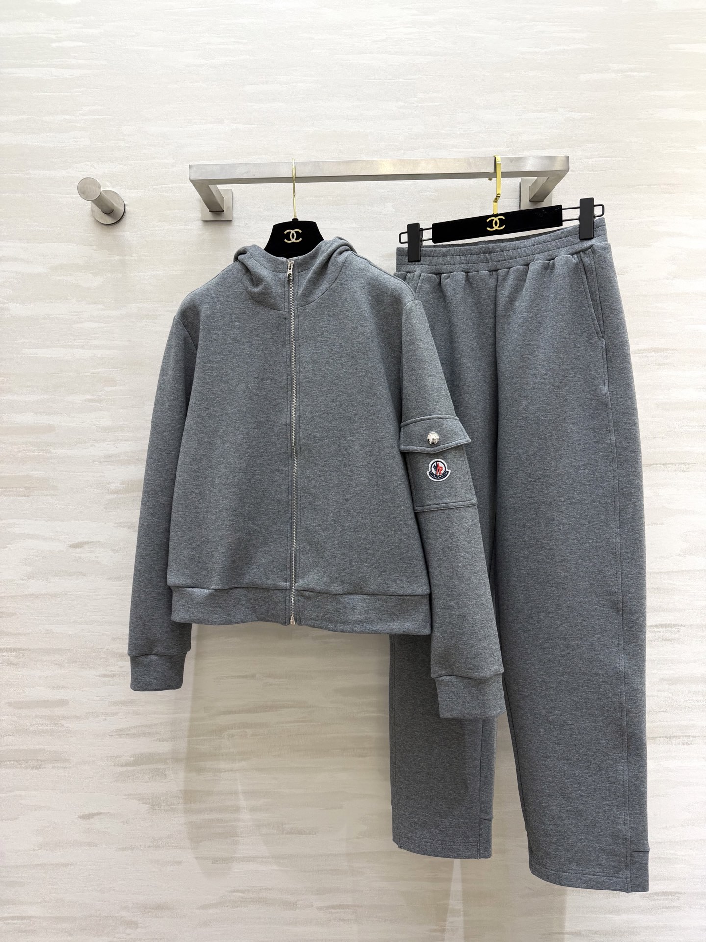 #Moncle♡²⁶高级简约风休闲套装 连帽拉链设计 随性又利落 手臂徽章细节低调显贵气 松紧腰卫裤不挑