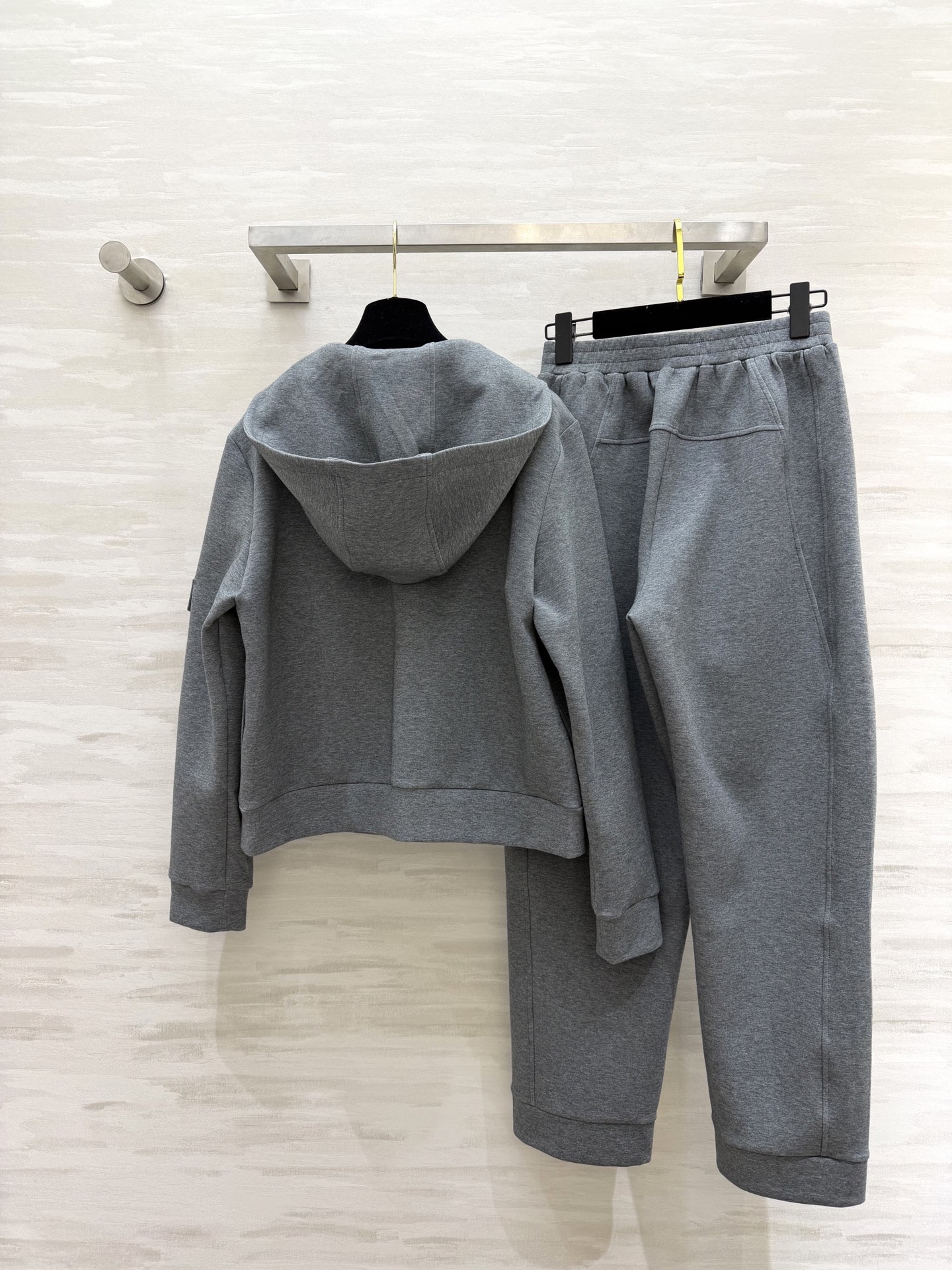 #Moncle♡²⁶高级简约风休闲套装 连帽拉链设计 随性又利落 手臂徽章细节低调显贵气 松紧腰卫裤不挑