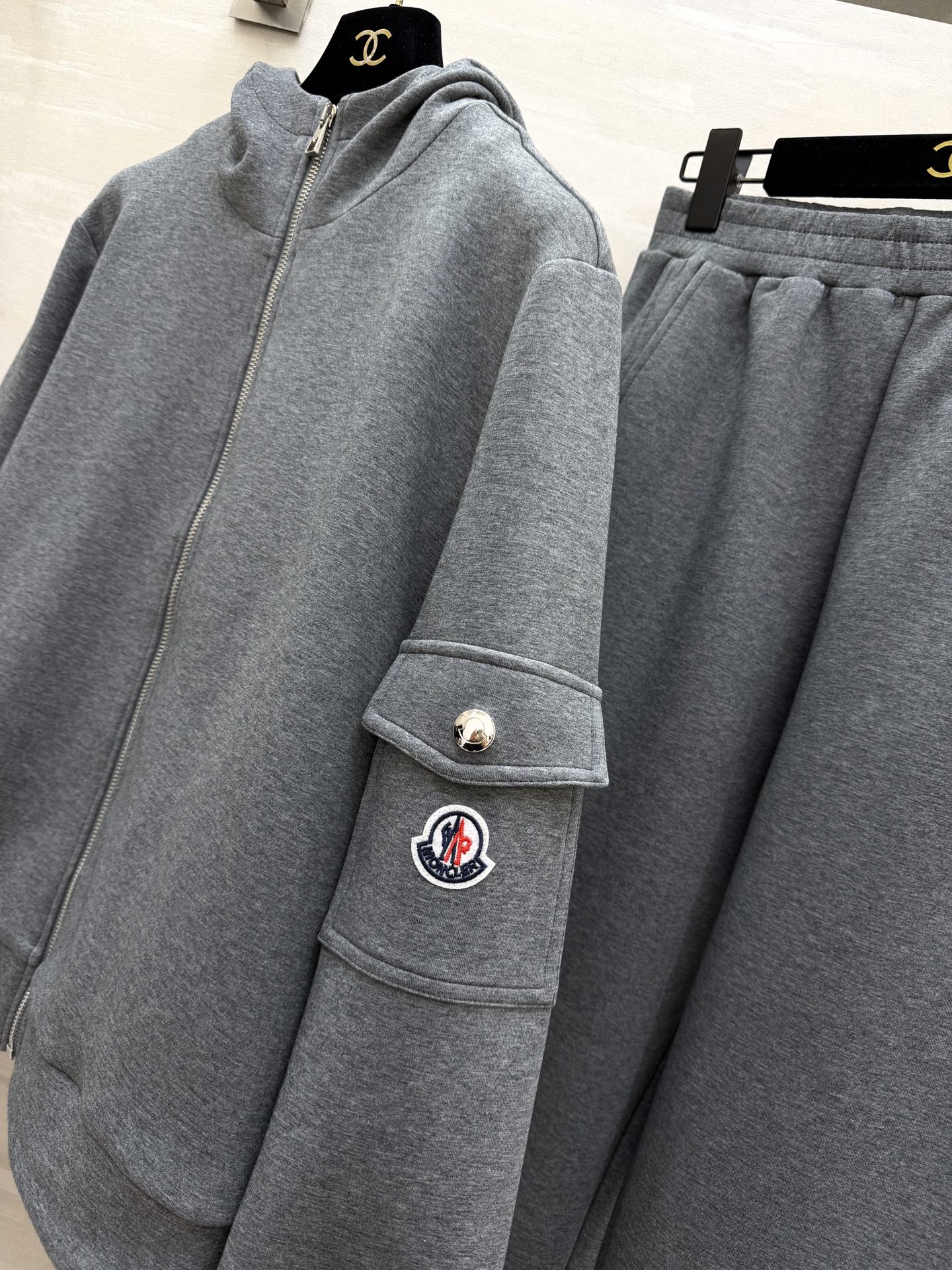 #Moncle♡²⁶高级简约风休闲套装 连帽拉链设计 随性又利落 手臂徽章细节低调显贵气 松紧腰卫裤不挑