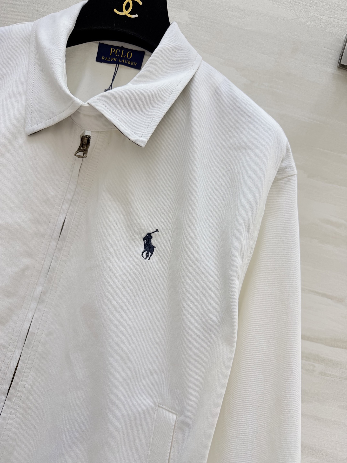 经典美式风 🐎永不过时的Polo经典款夹克白/黑两色可选，干净又百搭翻领+拉链设计，利落又显精神下摆松紧