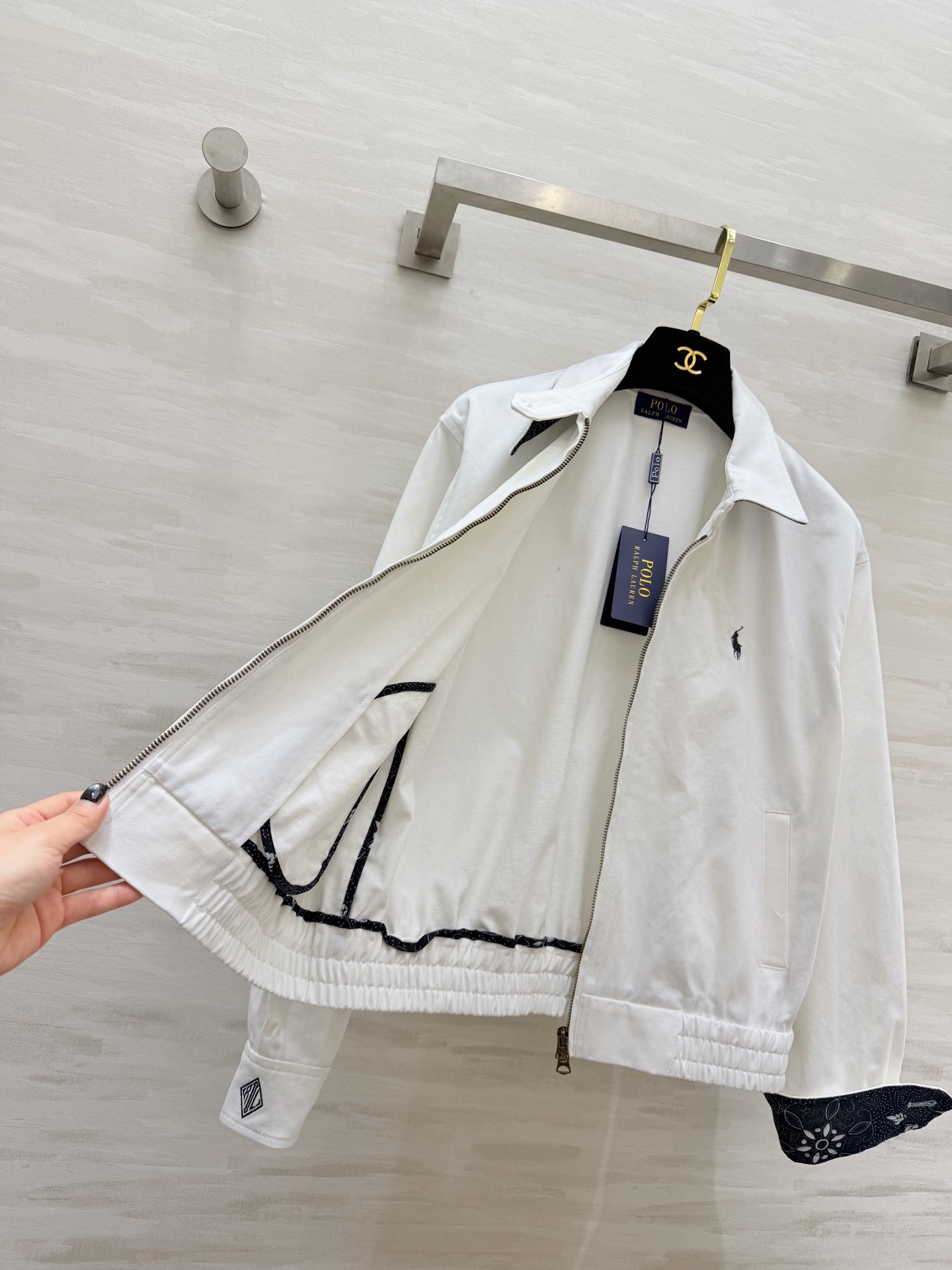 经典美式风 🐎永不过时的Polo经典款夹克白/黑两色可选，干净又百搭翻领+拉链设计，利落又显精神下摆松紧