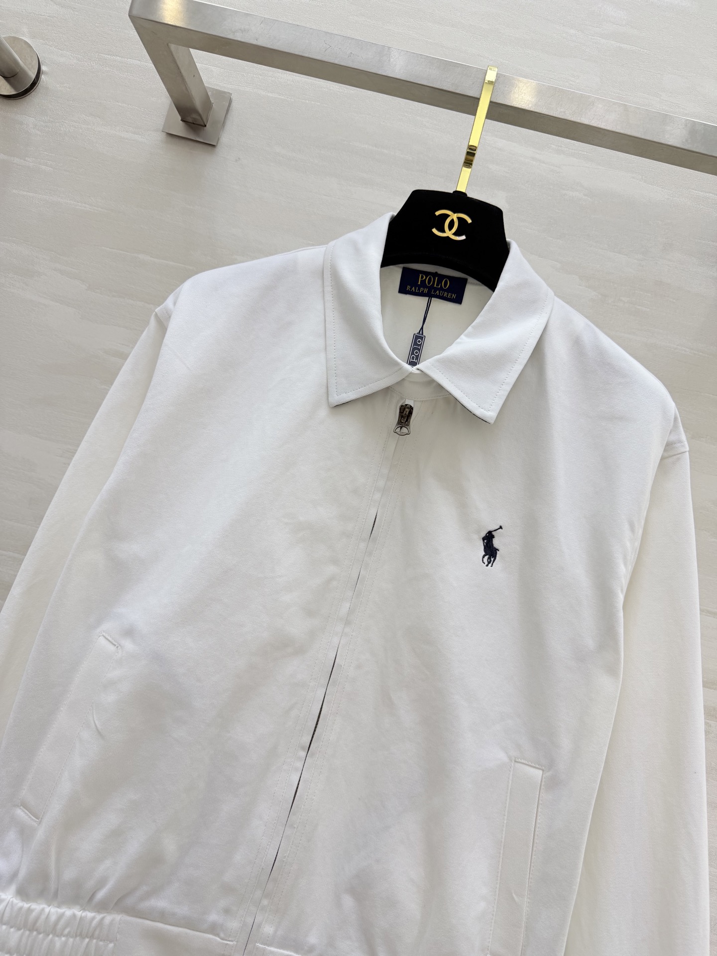 经典美式风 🐎永不过时的Polo经典款夹克白/黑两色可选，干净又百搭翻领+拉链设计，利落又显精神下摆松紧