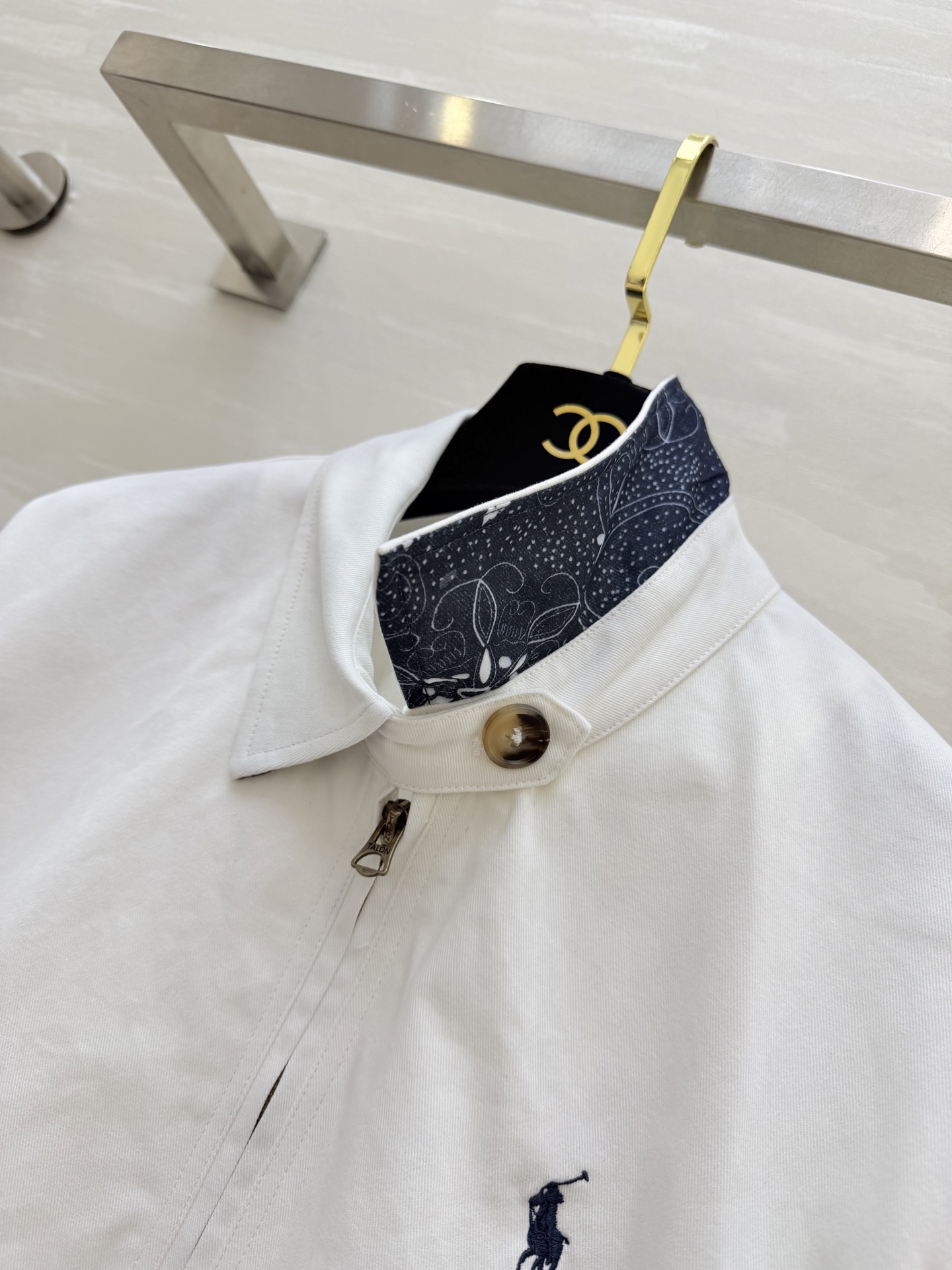 经典美式风 🐎永不过时的Polo经典款夹克白/黑两色可选，干净又百搭翻领+拉链设计，利落又显精神下摆松紧