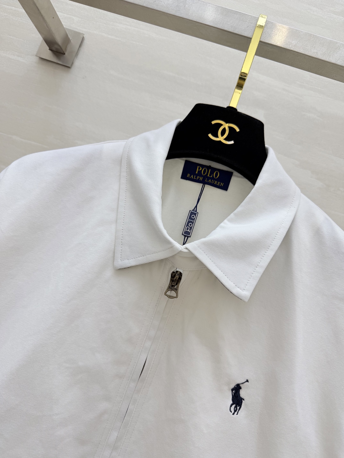 经典美式风 🐎永不过时的Polo经典款夹克白/黑两色可选，干净又百搭翻领+拉链设计，利落又显精神下摆松紧