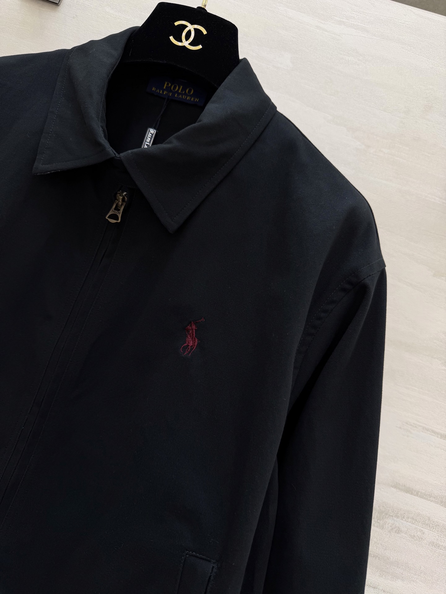 经典美式风 🐎永不过时的Polo经典款夹克白/黑两色可选，干净又百搭翻领+拉链设计，利落又显精神下摆松紧