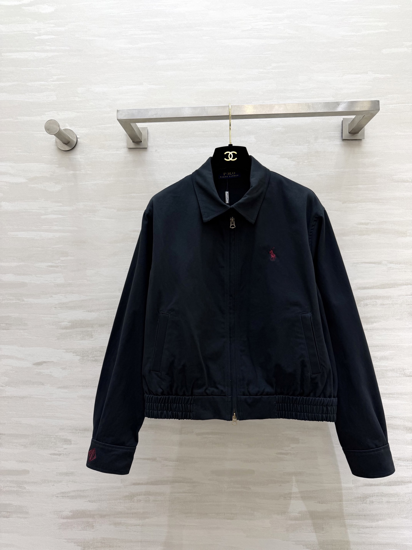 经典美式风 🐎永不过时的Polo经典款夹克白/黑两色可选，干净又百搭翻领+拉链设计，利落又显精神下摆松紧